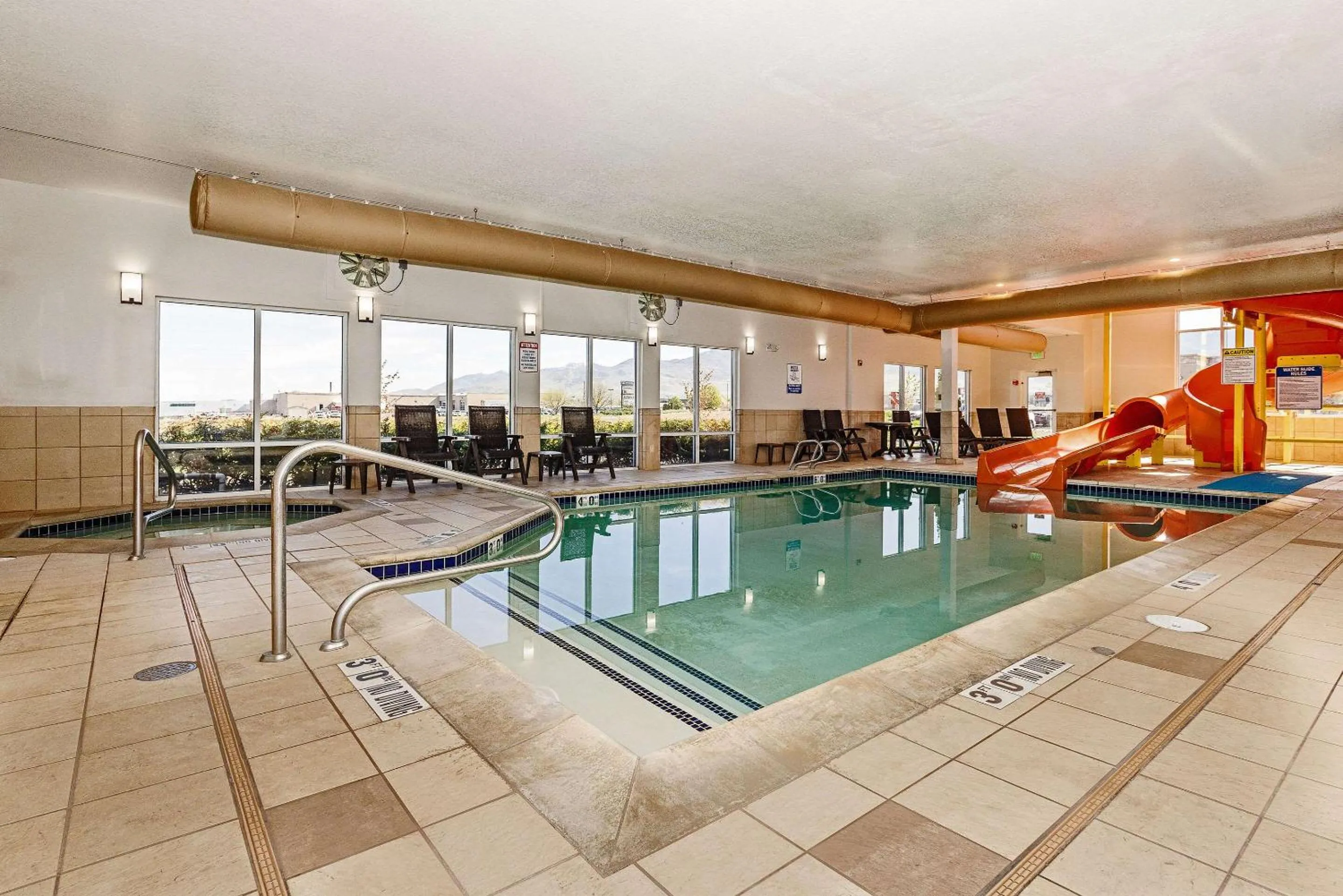 Swimming pool in Comfort Inn & Suites Logan Near University
