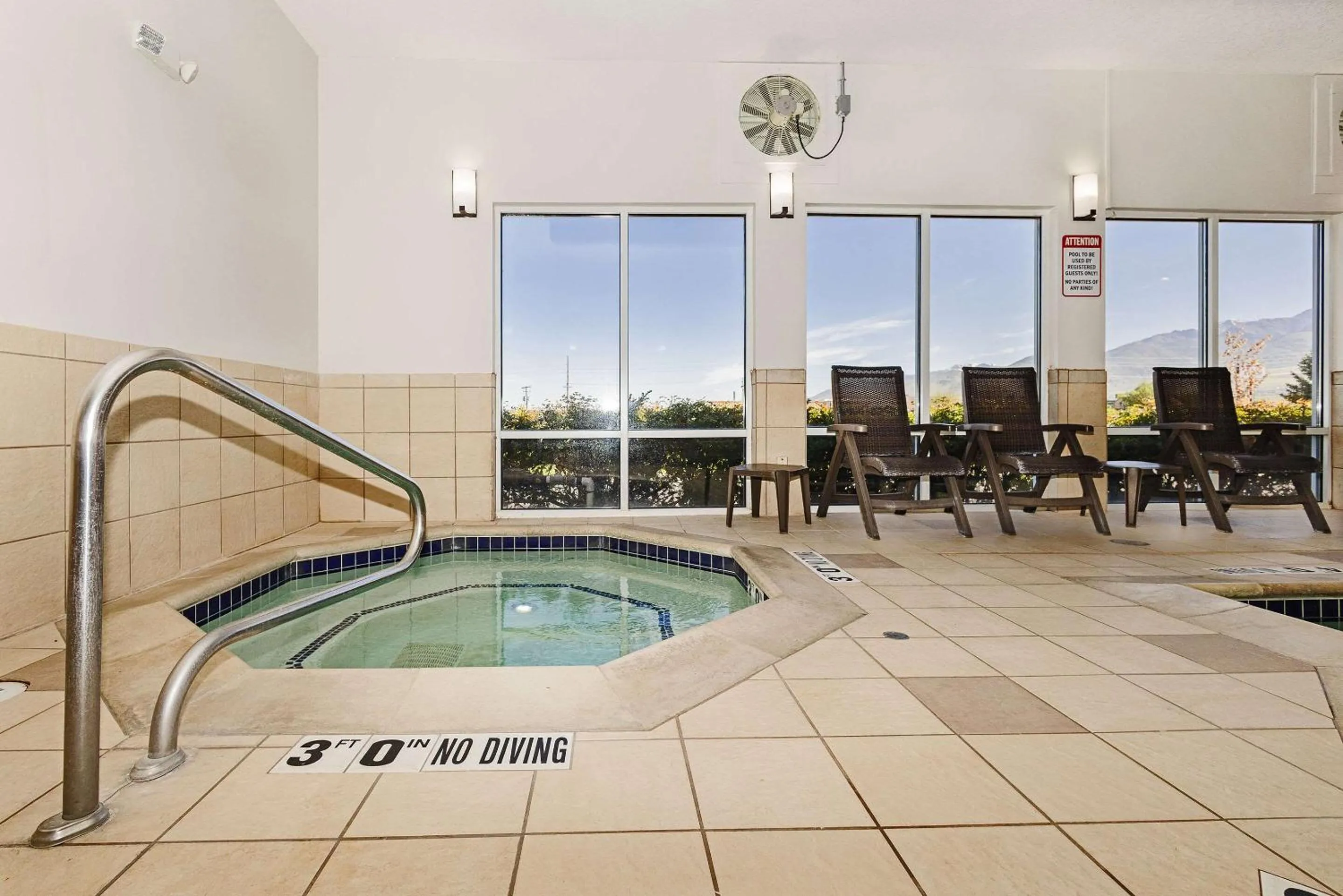Swimming pool in Comfort Inn & Suites Logan Near University