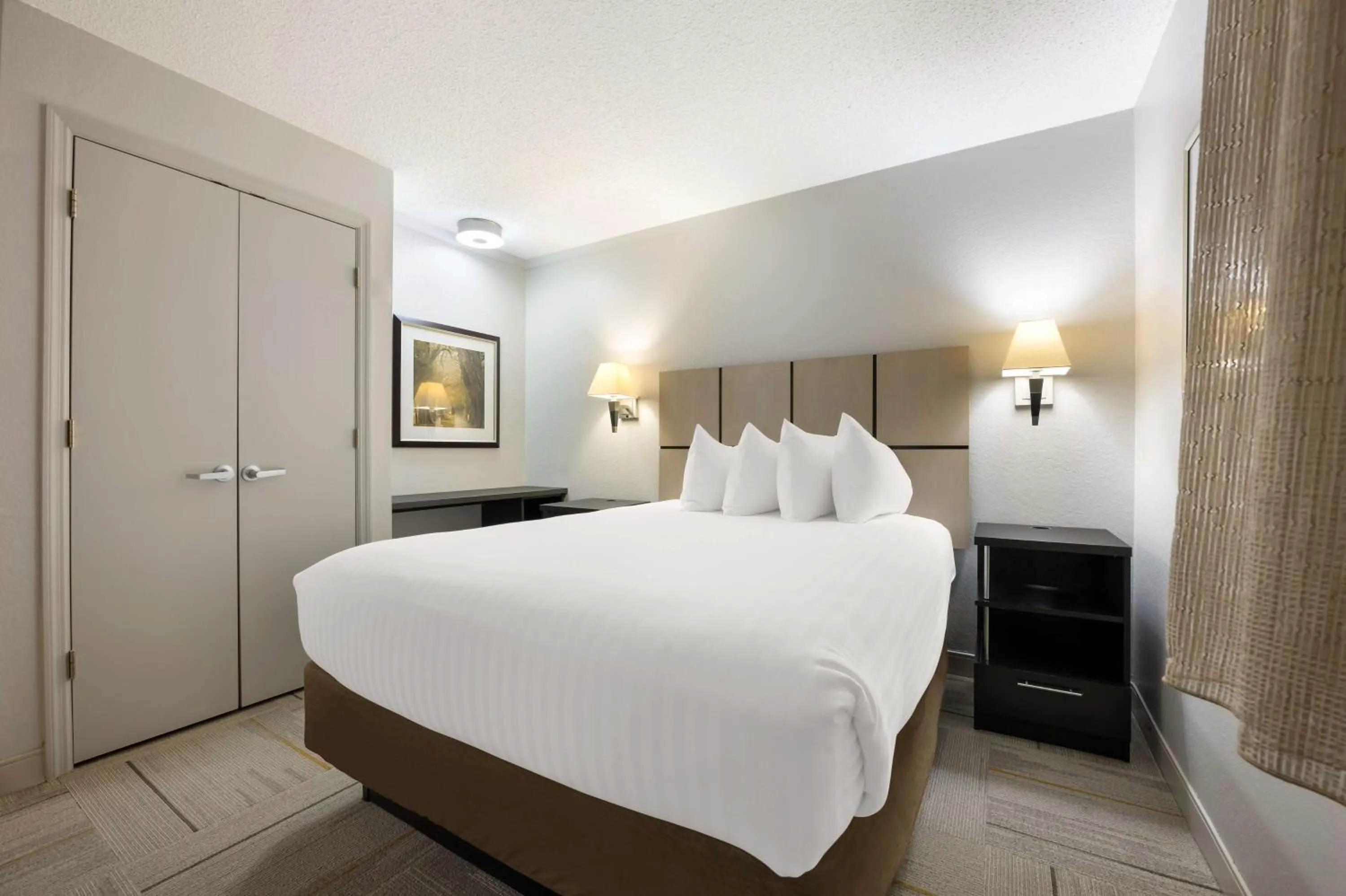 Photo of the whole room, Bed in Sonesta Simply Suites Huntsville Research Park