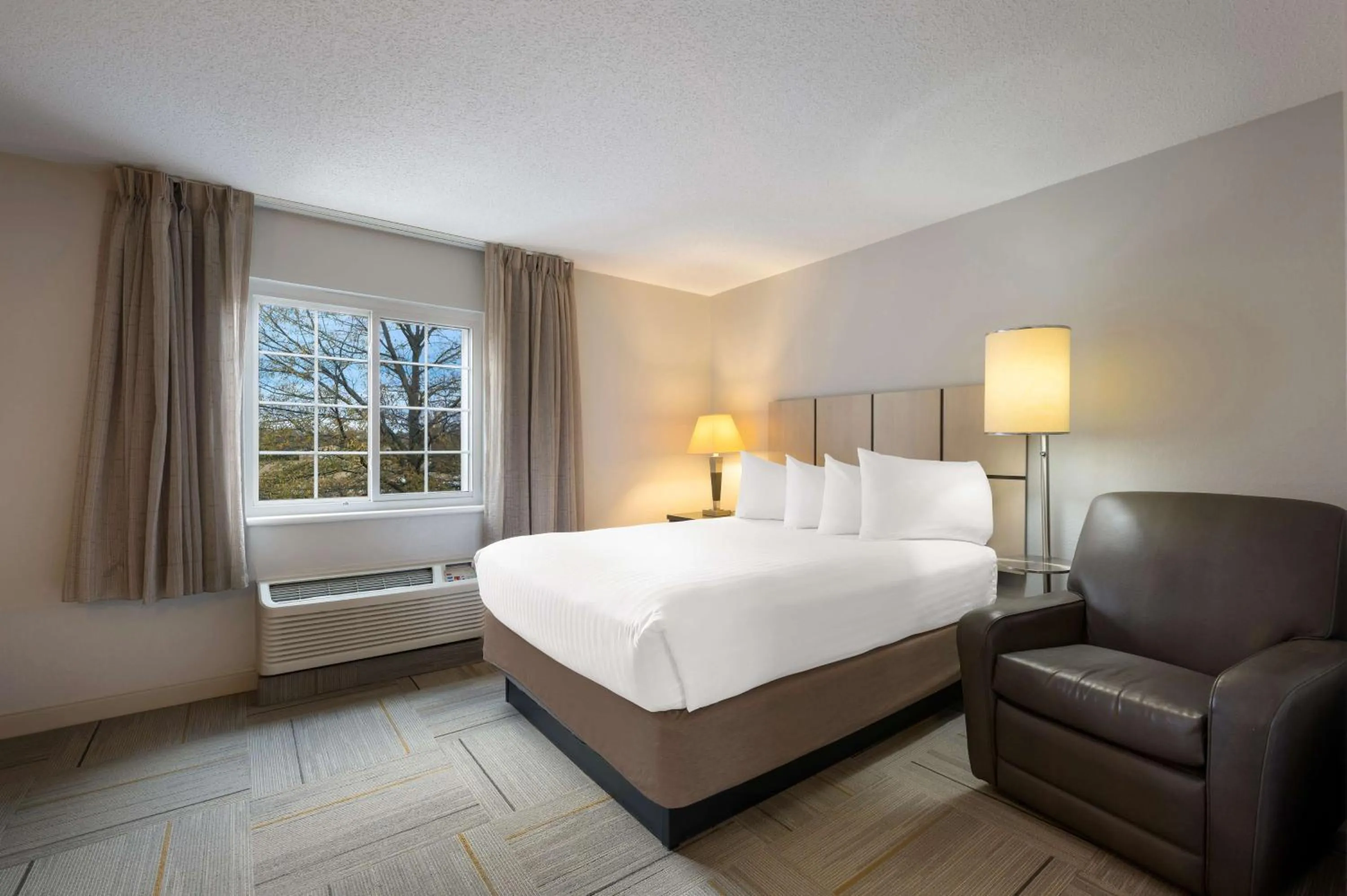Photo of the whole room, Bed in Sonesta Simply Suites Huntsville Research Park
