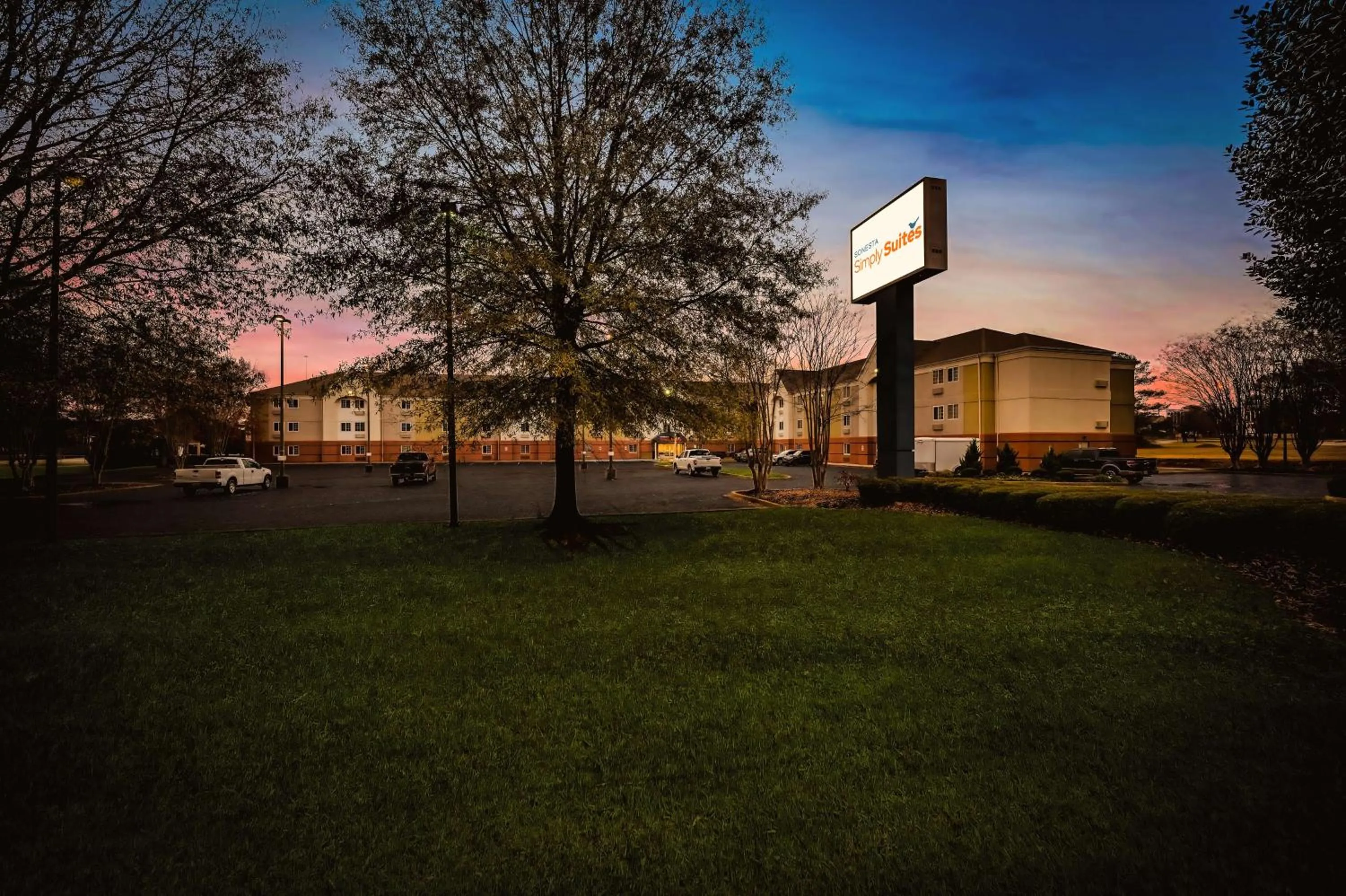 Property building in Sonesta Simply Suites Huntsville Research Park