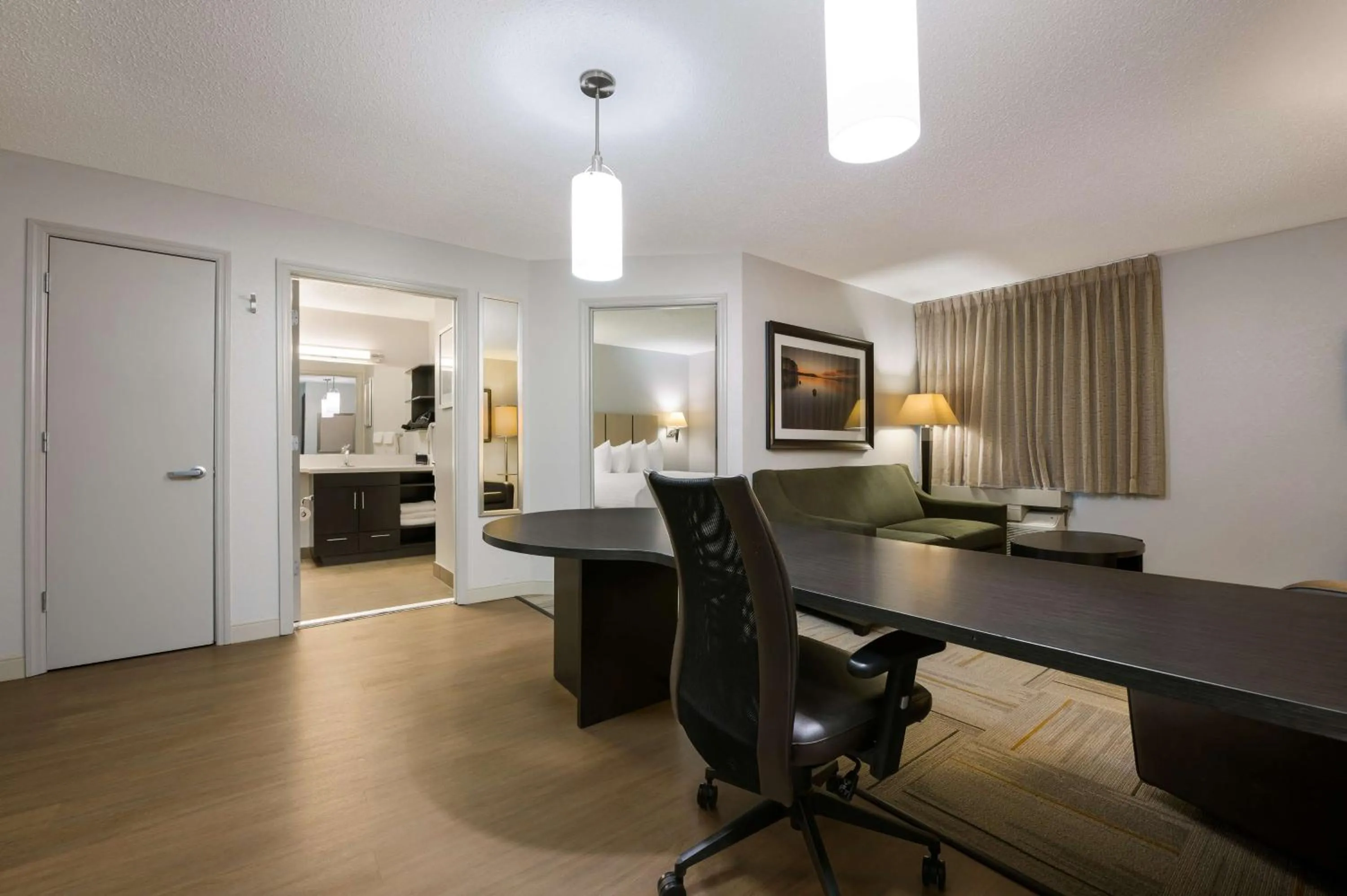 Photo of the whole room in Sonesta Simply Suites Huntsville Research Park