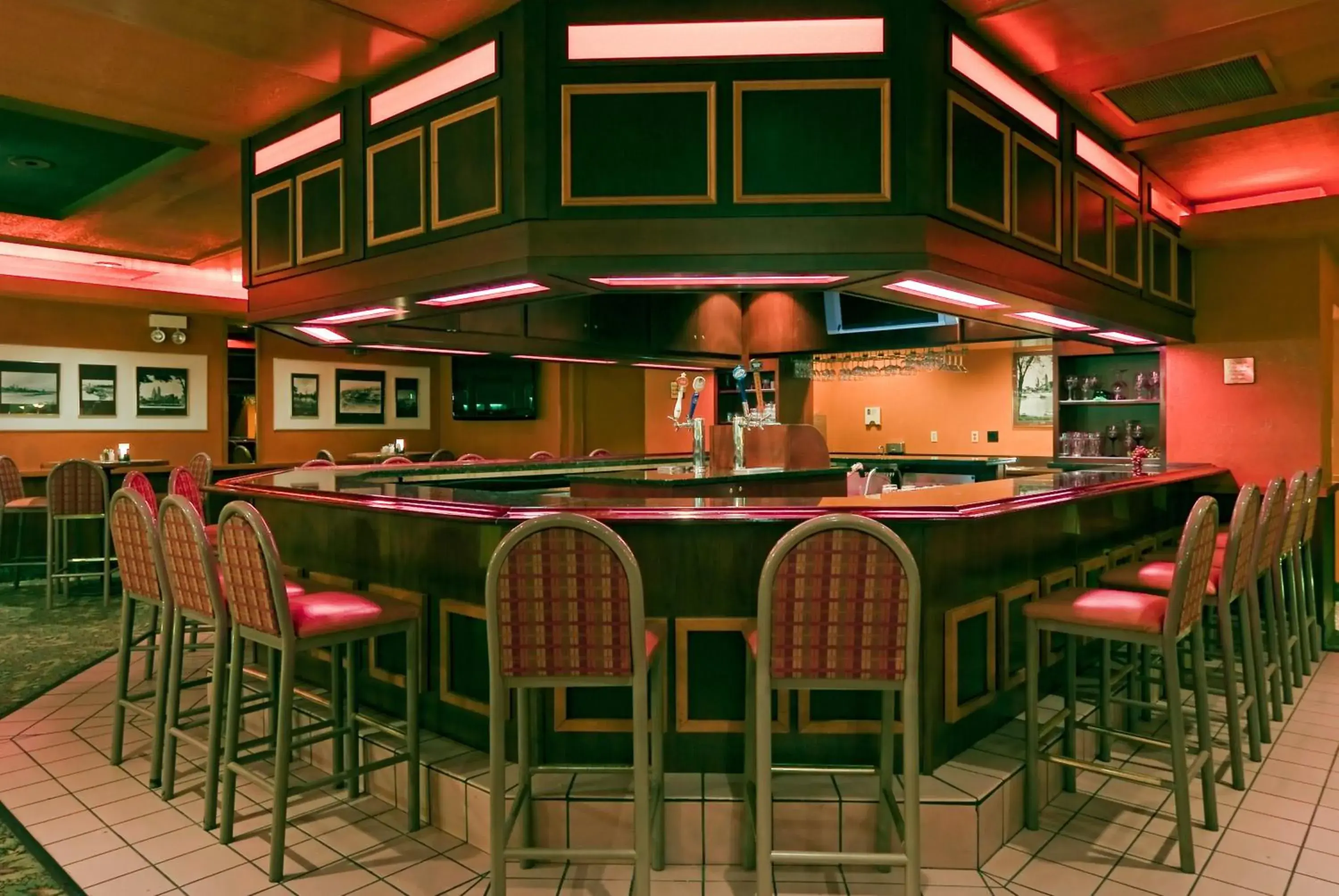 Lounge or bar in Holiday Inn Cincinnati Airport by IHG Lounge or bar in Holiday Inn Cincinnati Airport by IHG