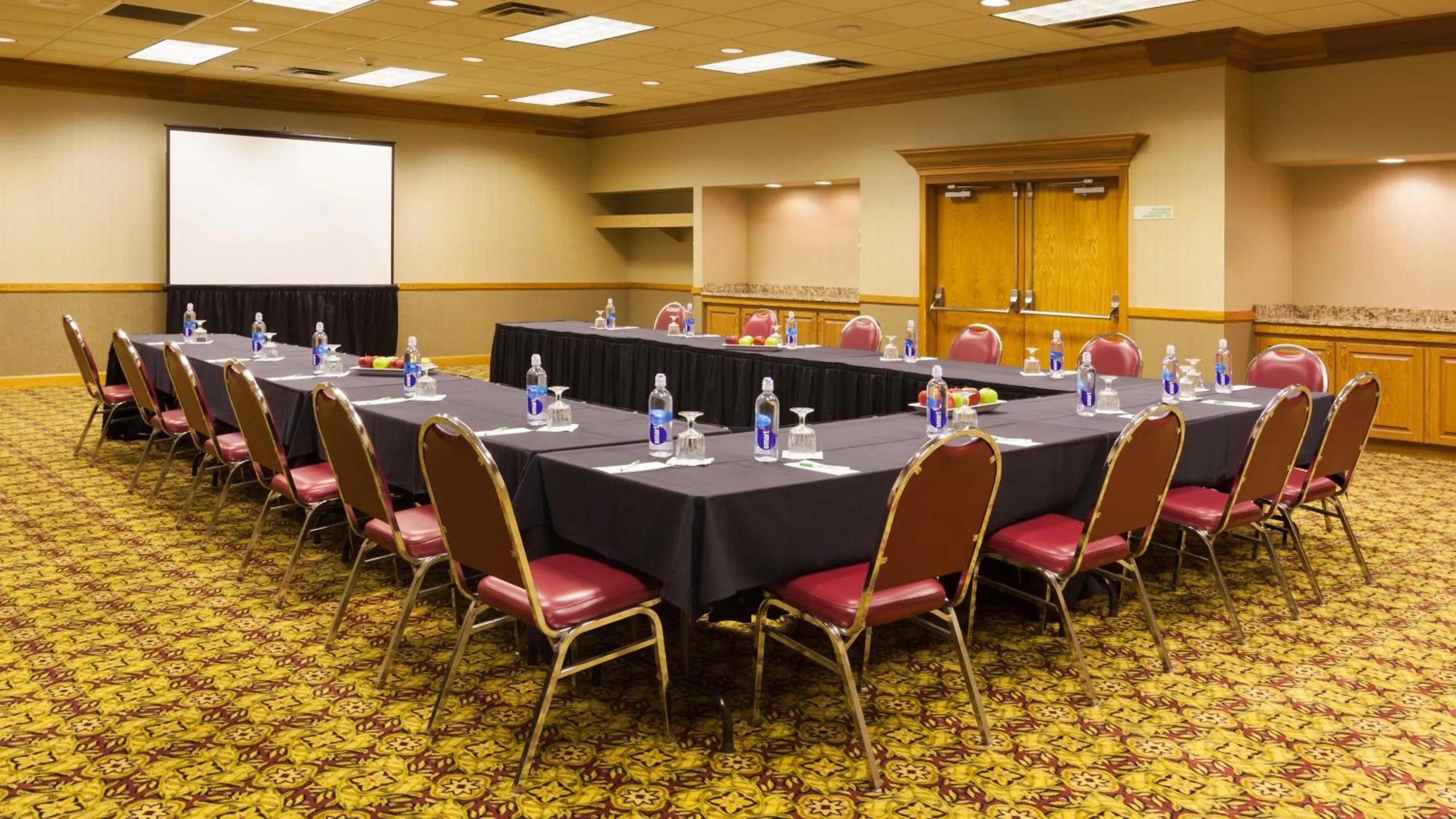 Meeting/conference room in Holiday Inn Cincinnati Airport by IHG