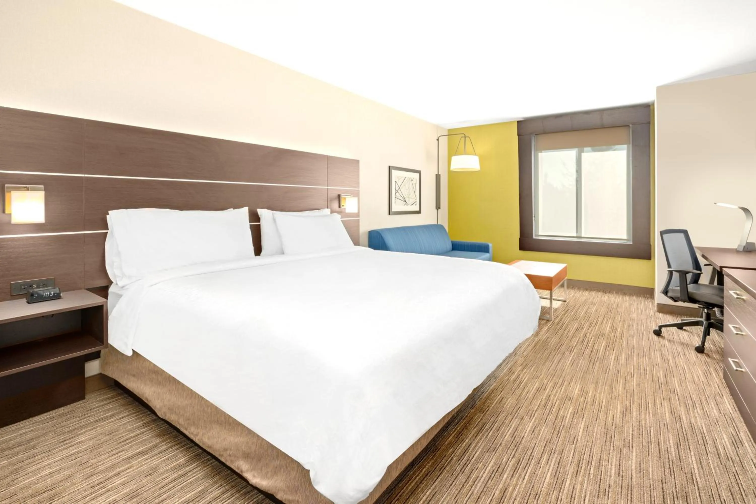 Photo of the whole room, Bed in Holiday Inn Express Hotel & Suites Marysville by IHG