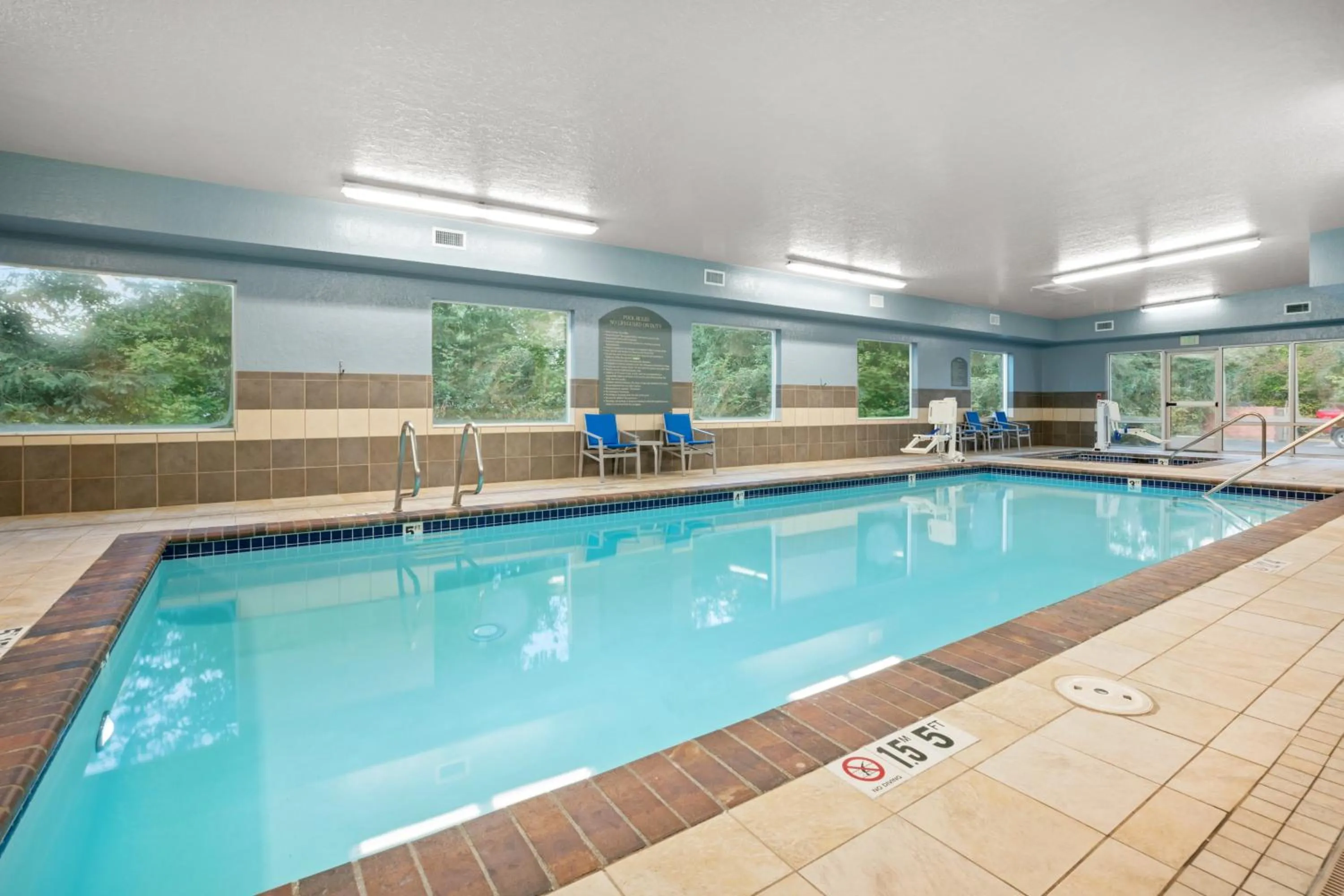 Swimming pool in Holiday Inn Express Hotel & Suites Marysville by IHG