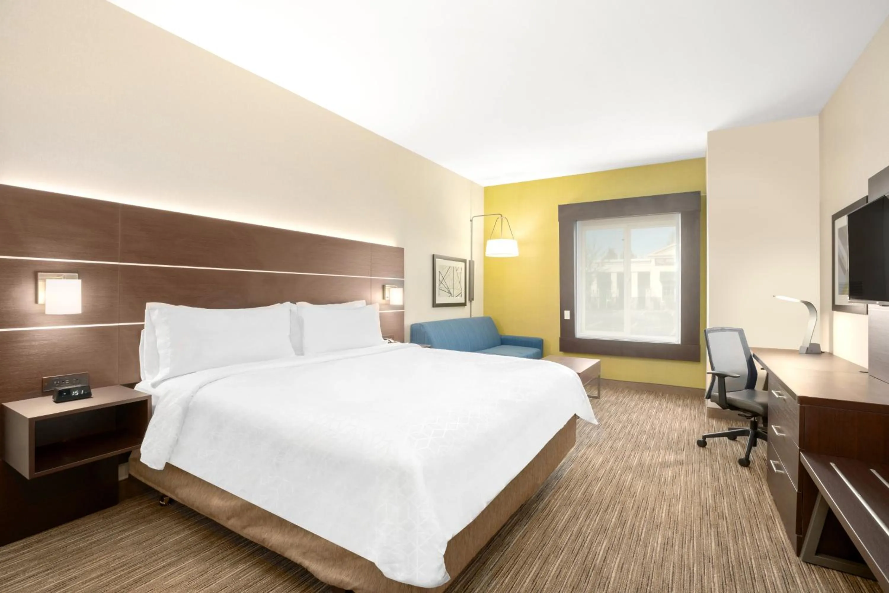 Photo of the whole room, Bed in Holiday Inn Express Hotel & Suites Marysville by IHG