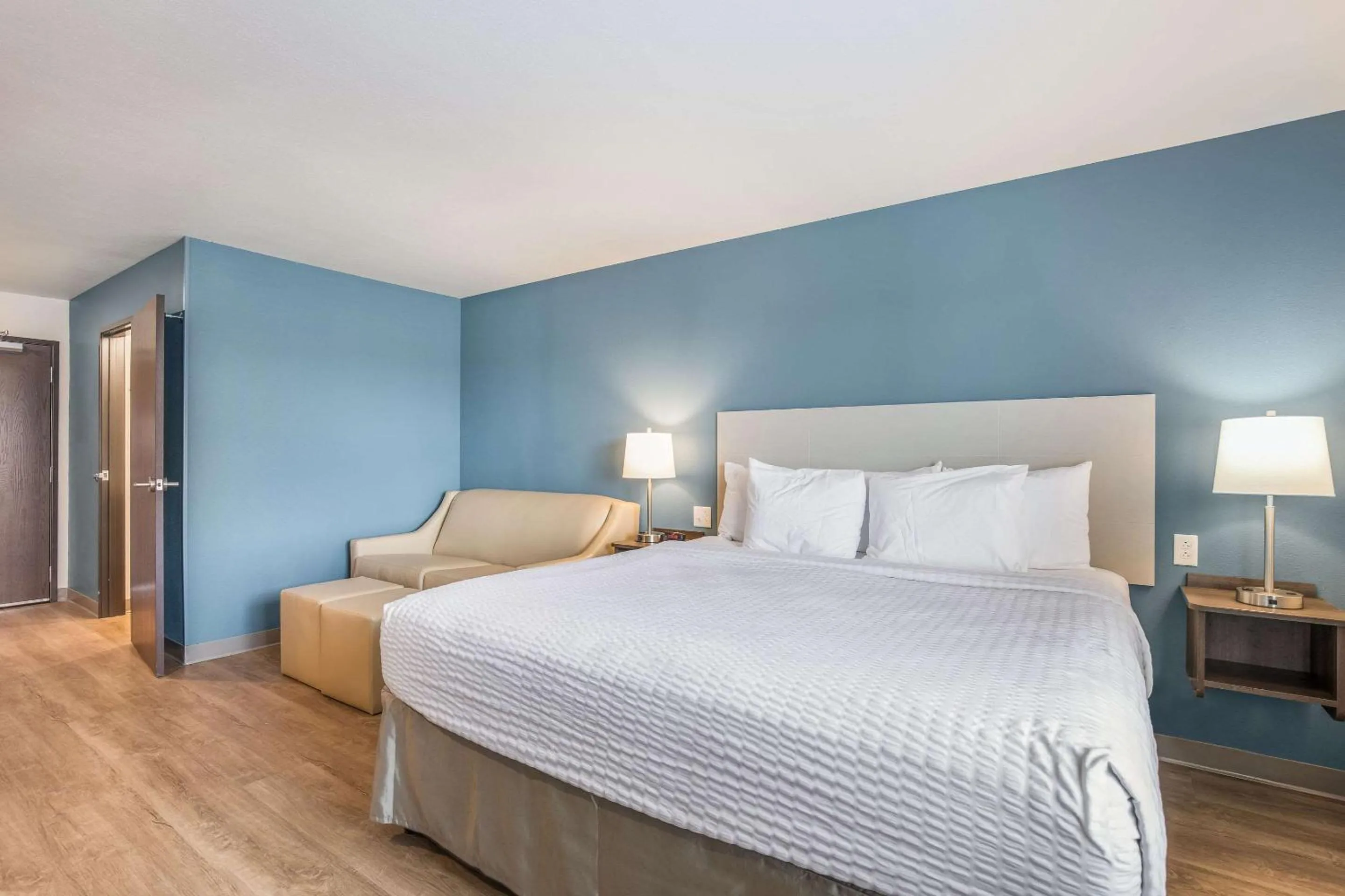 Photo of the whole room, Bed in WoodSpring Suites Chicago Midway