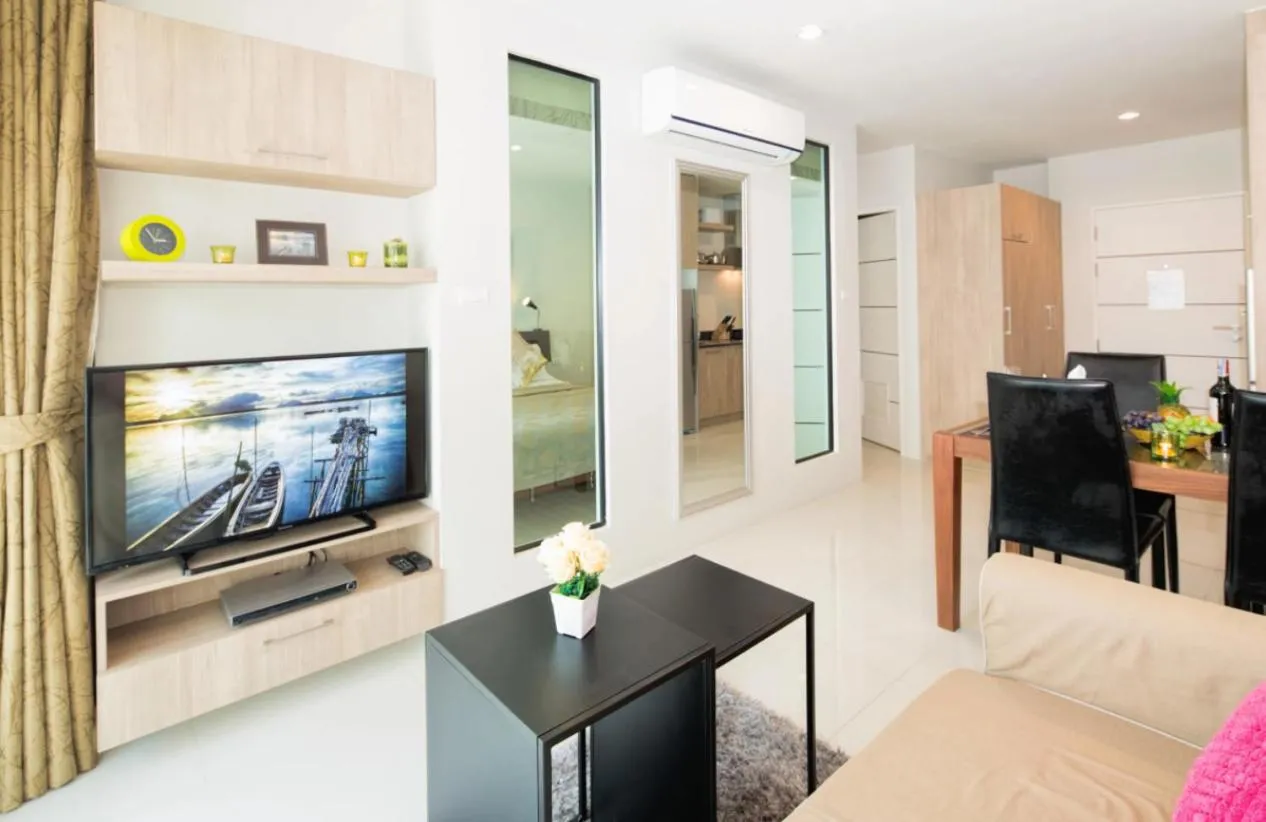 Seating area in Apartments at The Bliss Condo by Lofty