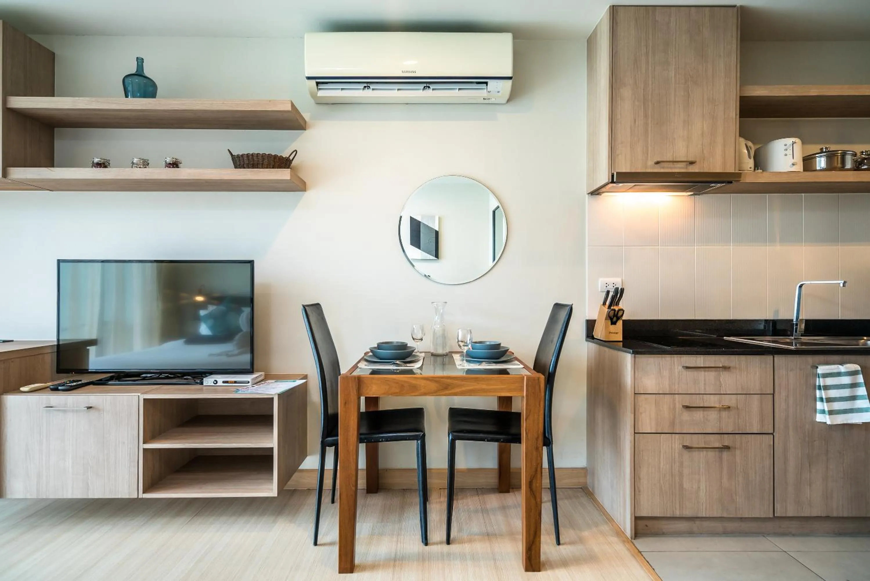 Dining area in Apartments at The Bliss Condo by Lofty