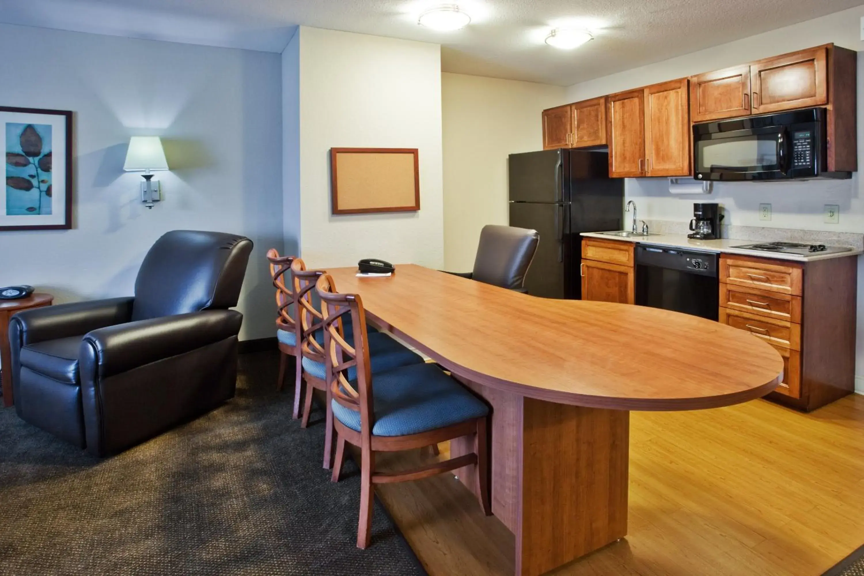 Photo of the whole room, Kitchen/Kitchenette in Candlewood Suites Macon