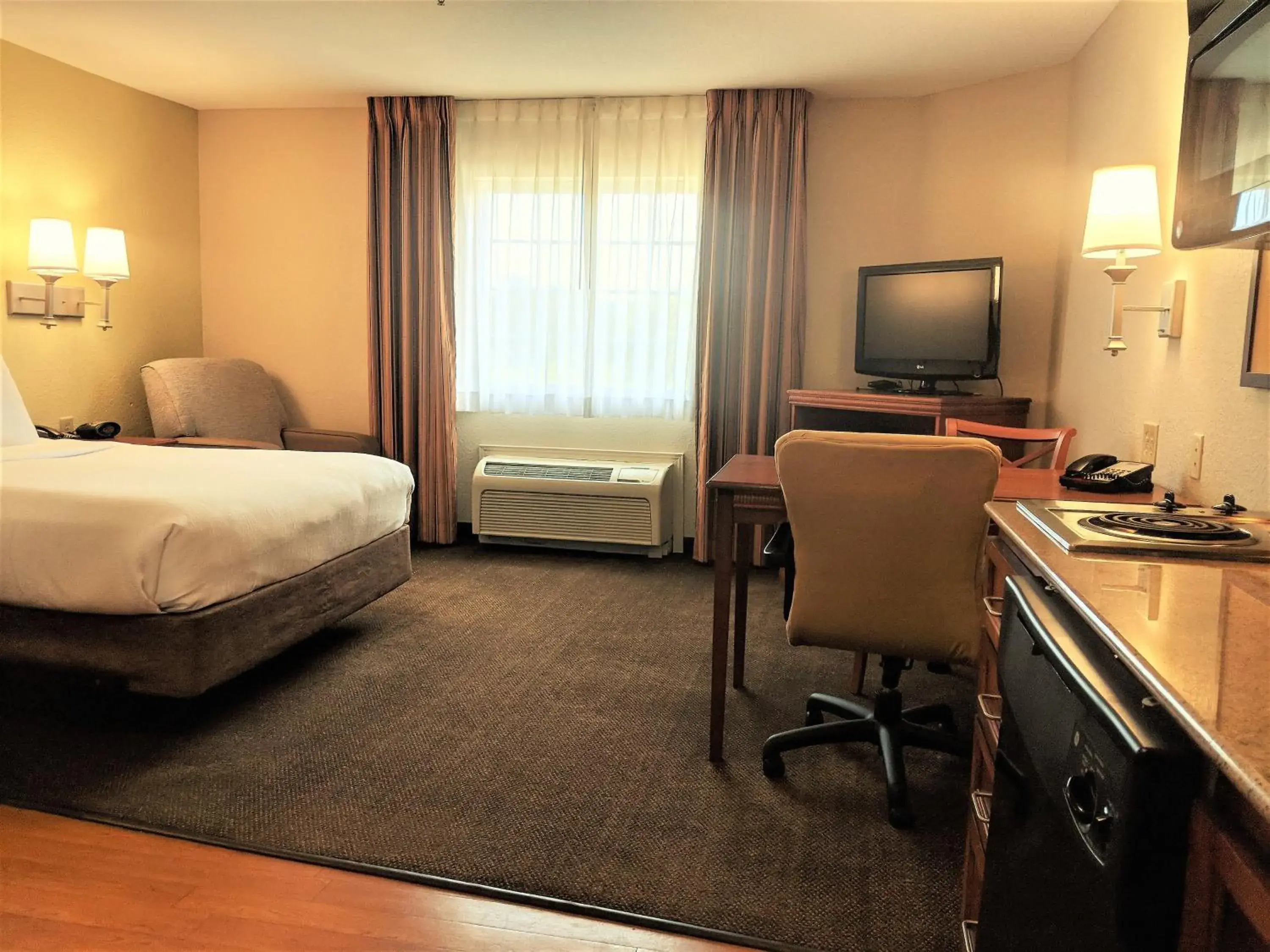 Photo of the whole room, TV/Entertainment Center in Candlewood Suites Macon