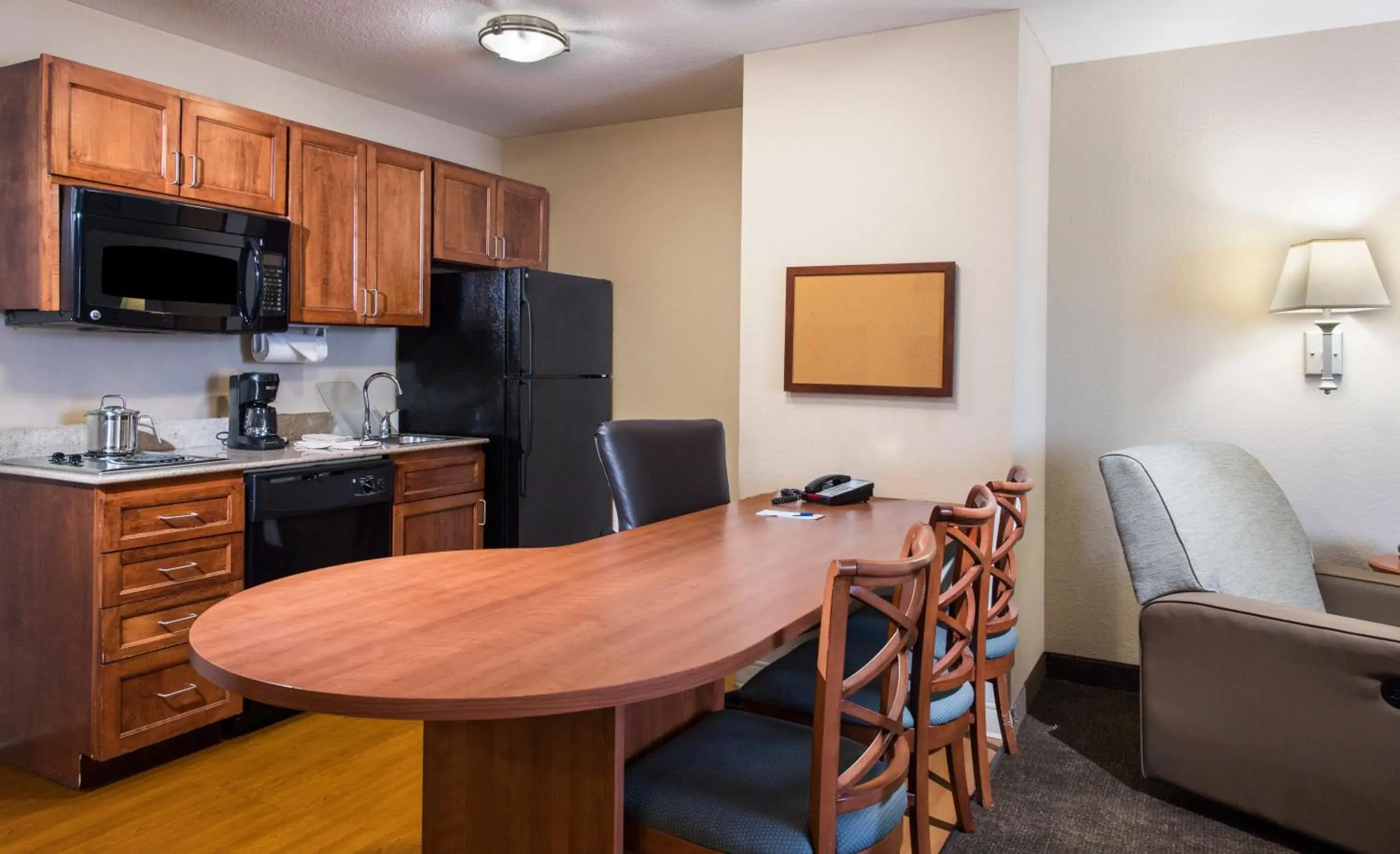 Photo of the whole room, Kitchen/Kitchenette in Candlewood Suites Macon