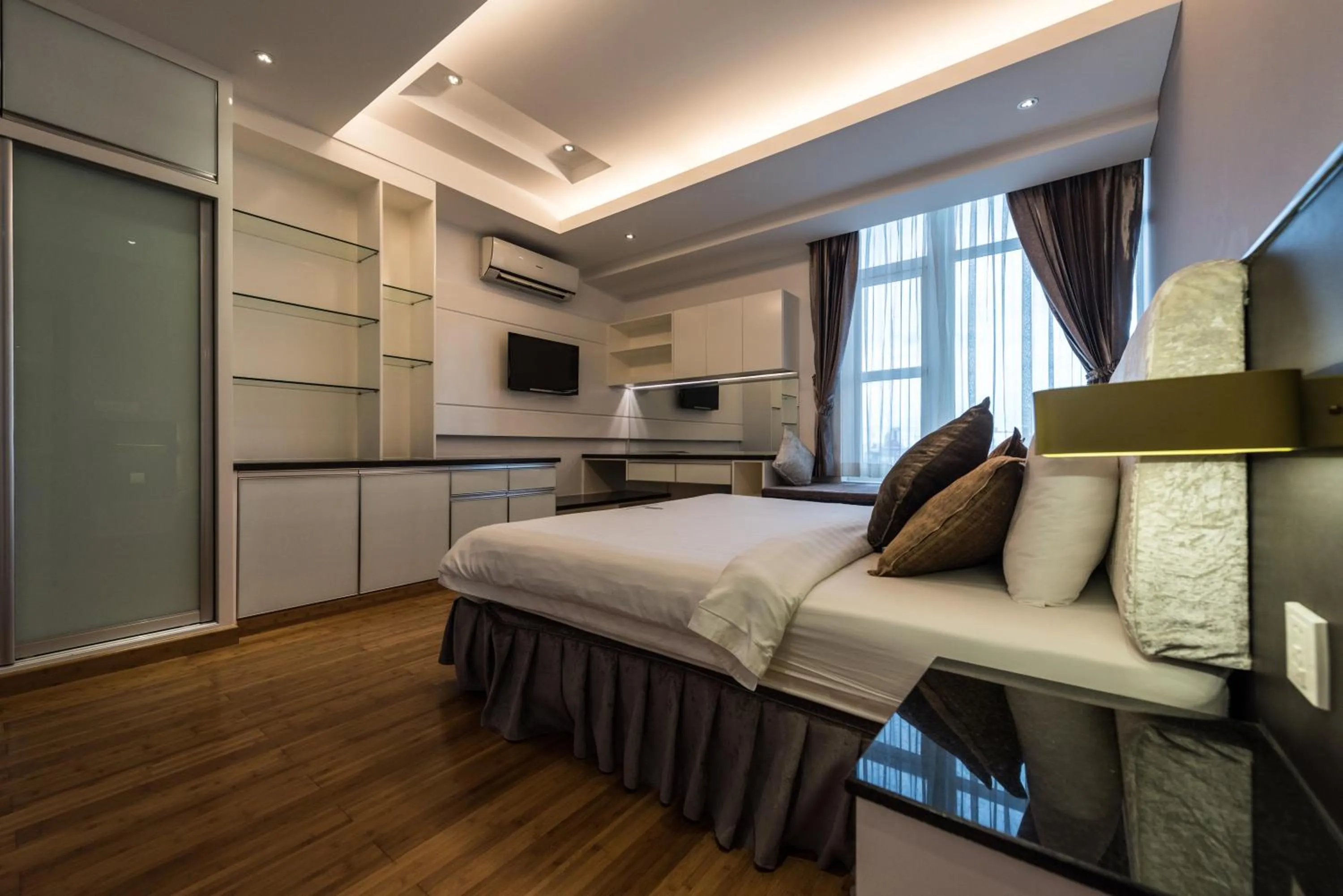 Photo of the whole room, Bed in Naki Suites @ Silvertown