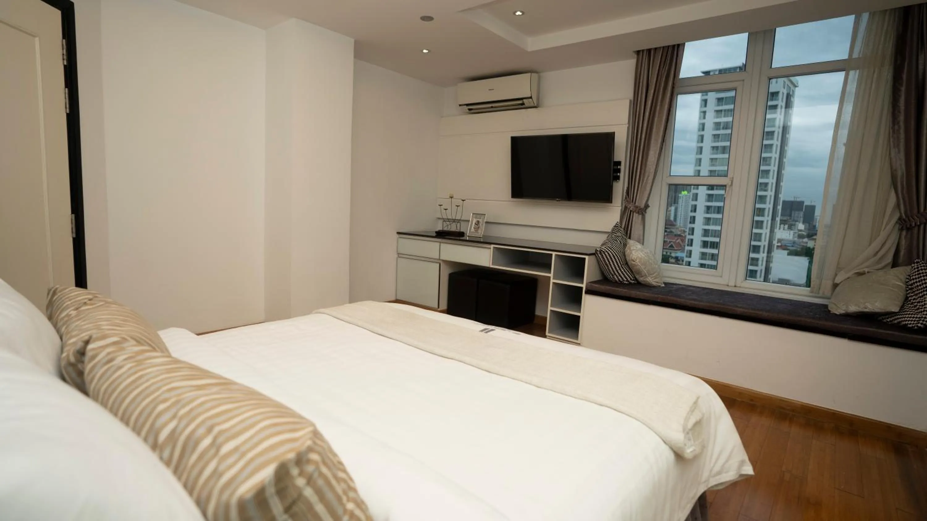 Bedroom, Bed in Naki Suites @ Silvertown