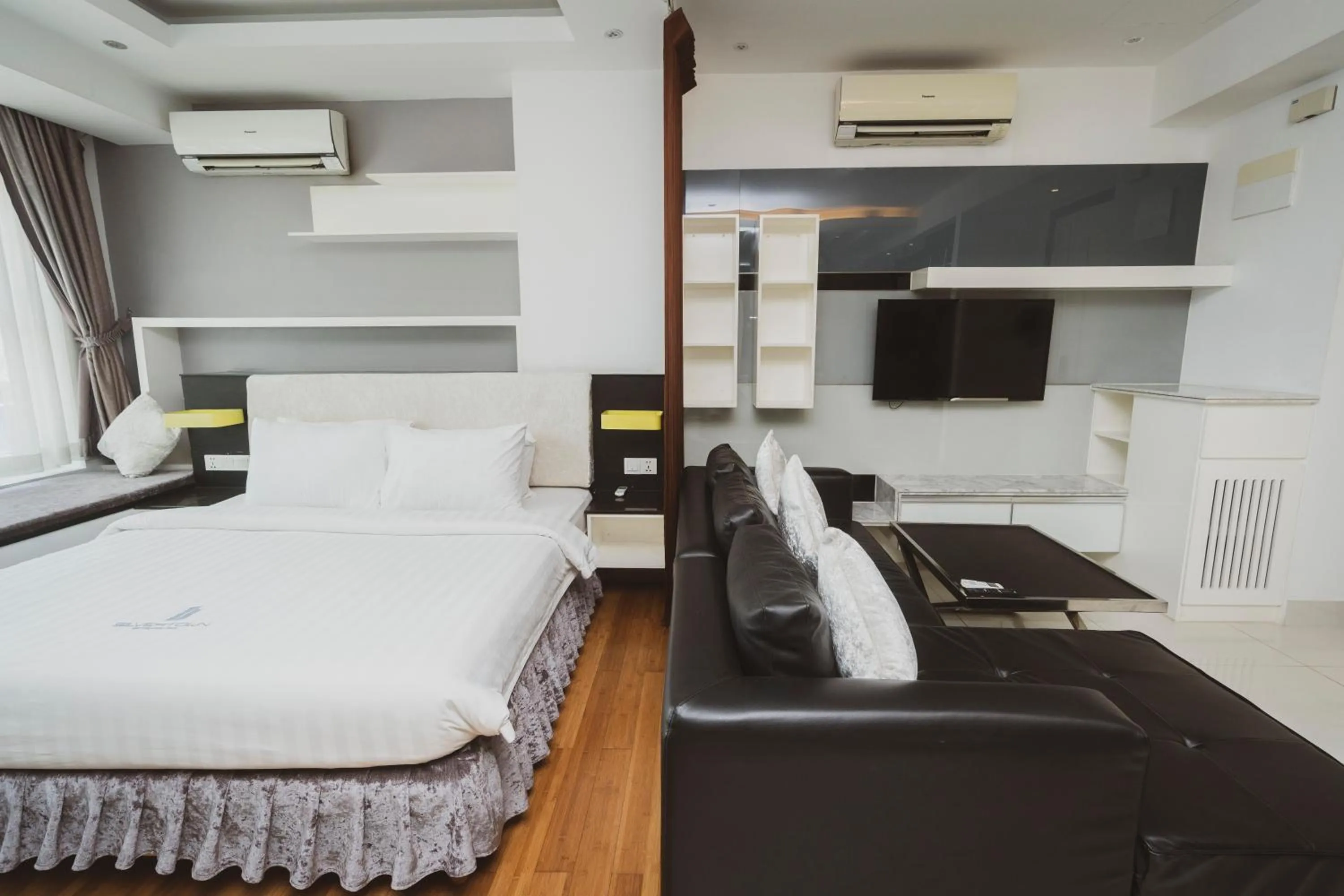 Bedroom, Bed in Naki Suites @ Silvertown