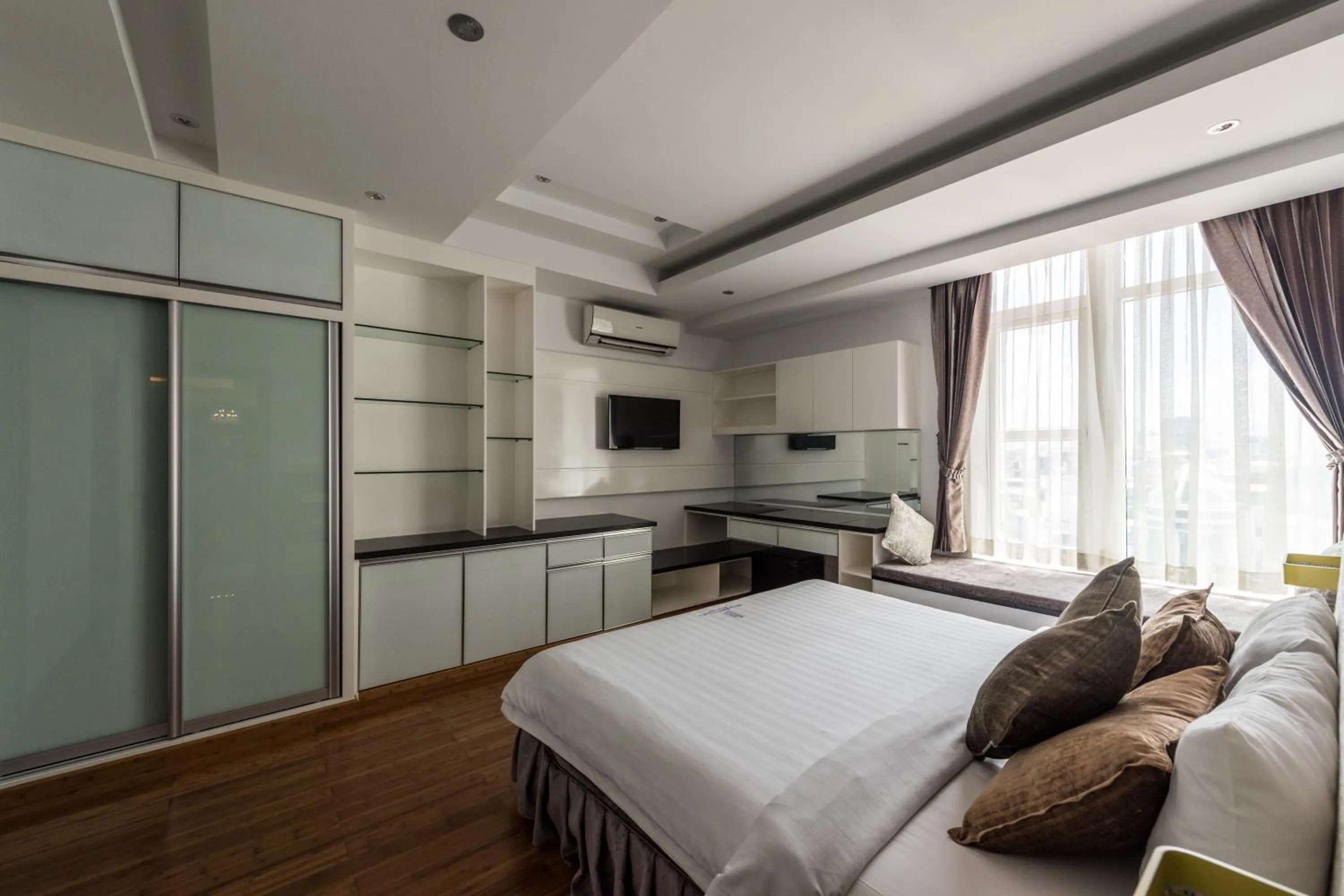 Bedroom, Bed in Naki Suites @ Silvertown