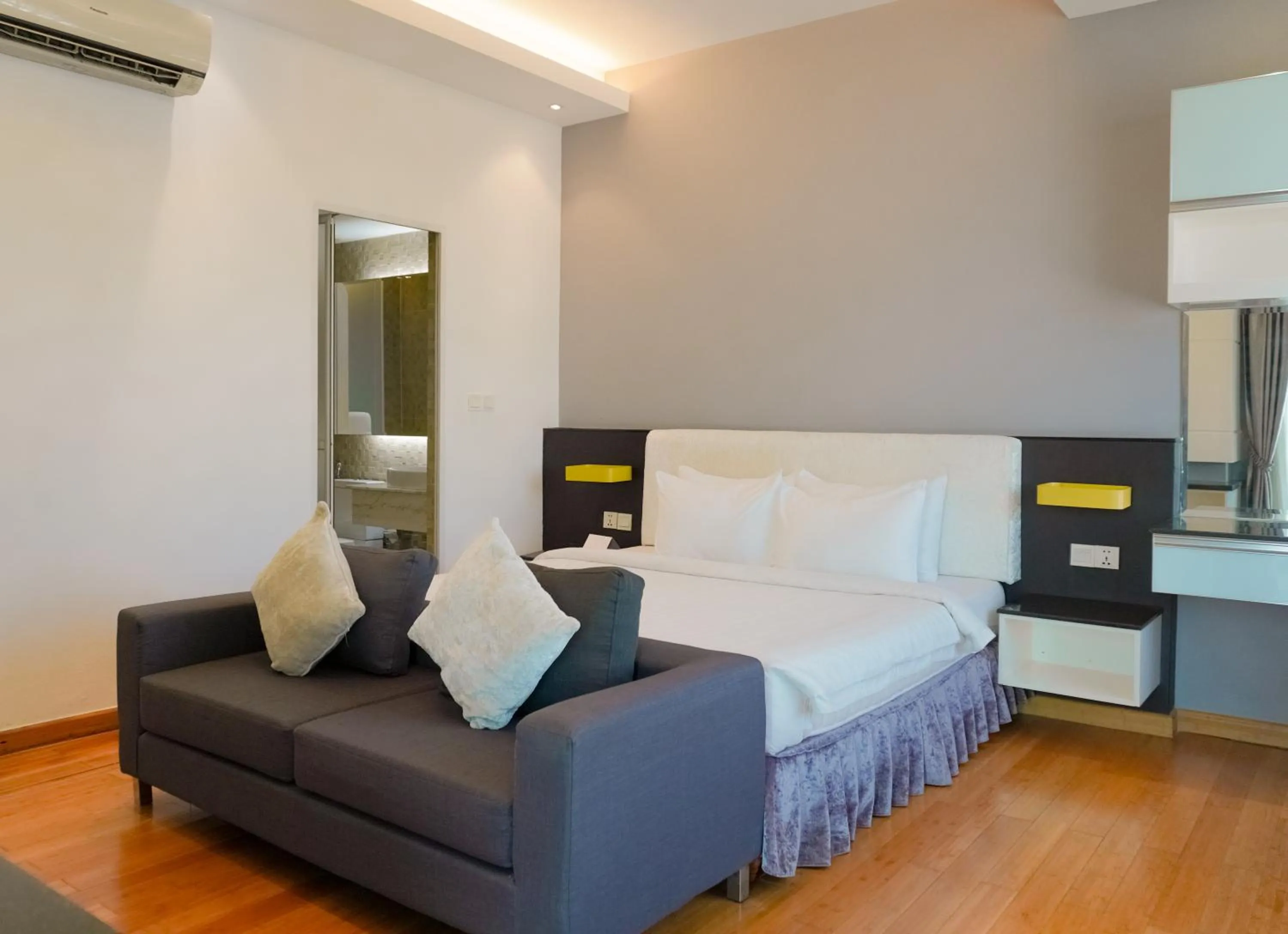 Bedroom, Bed in Naki Suites @ Silvertown