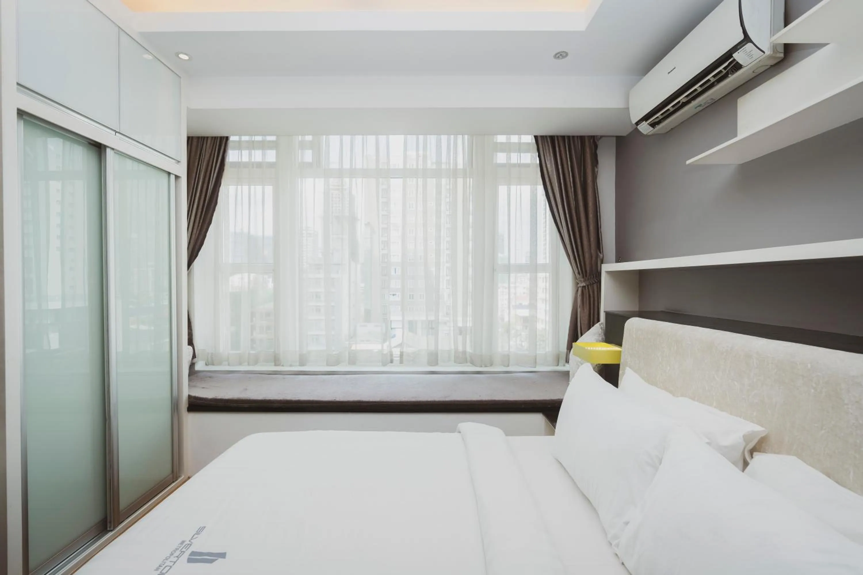 Bedroom, Bed in Naki Suites @ Silvertown