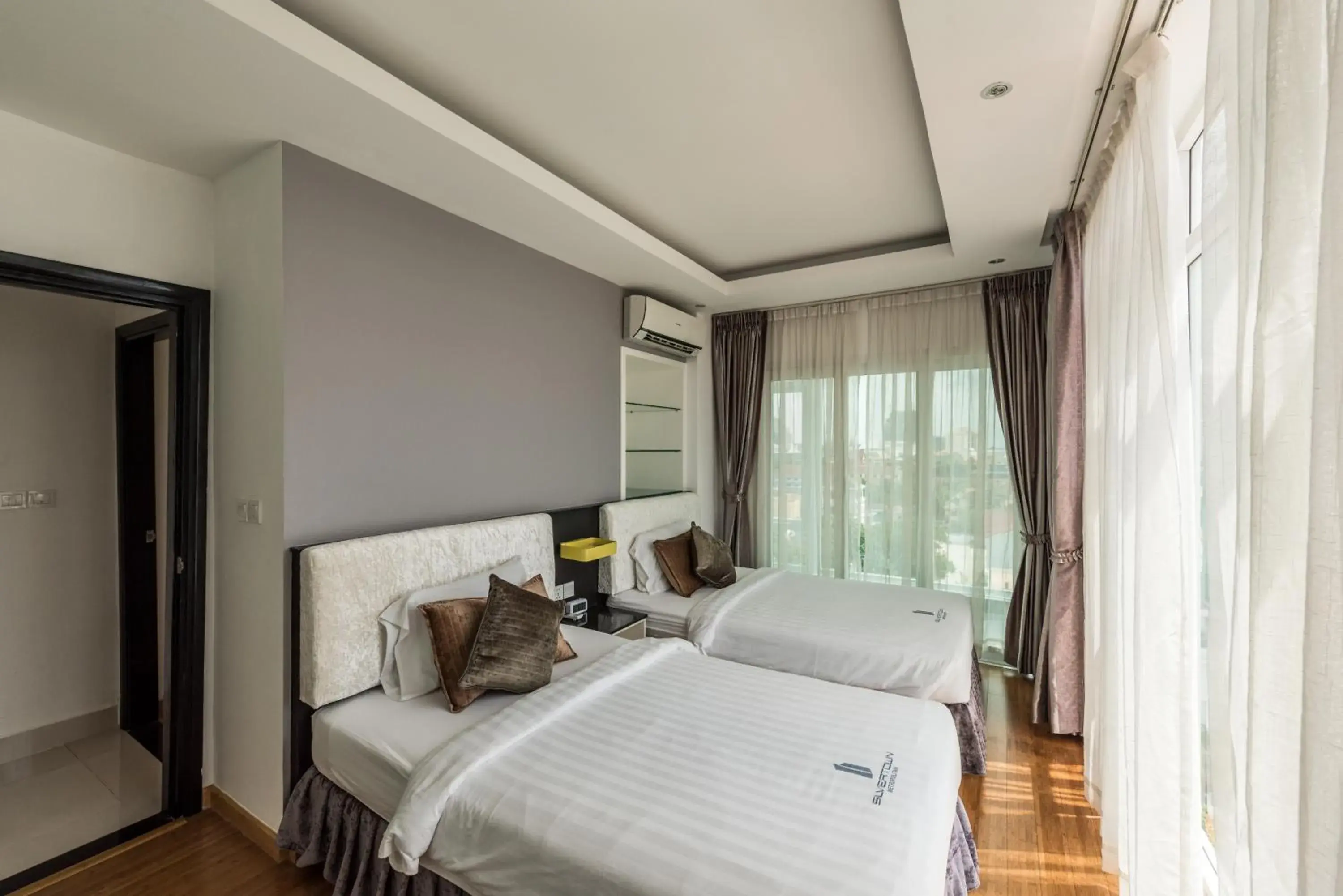 Bedroom, Bed in Naki Suites @ Silvertown Bedroom, Bed in Naki Suites @ Silvertown