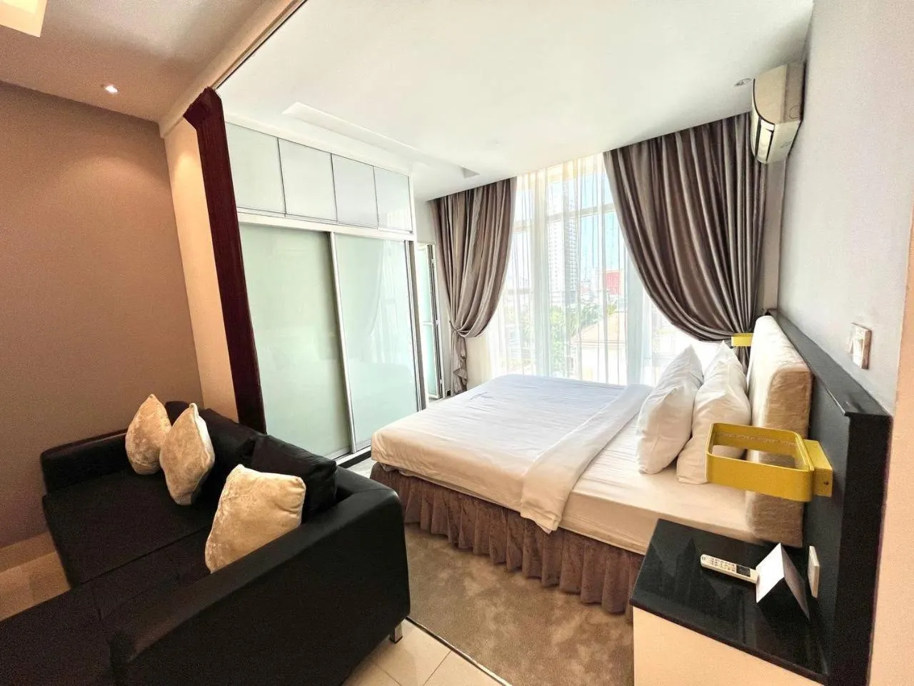 Living room, Bed in Naki Suites @ Silvertown