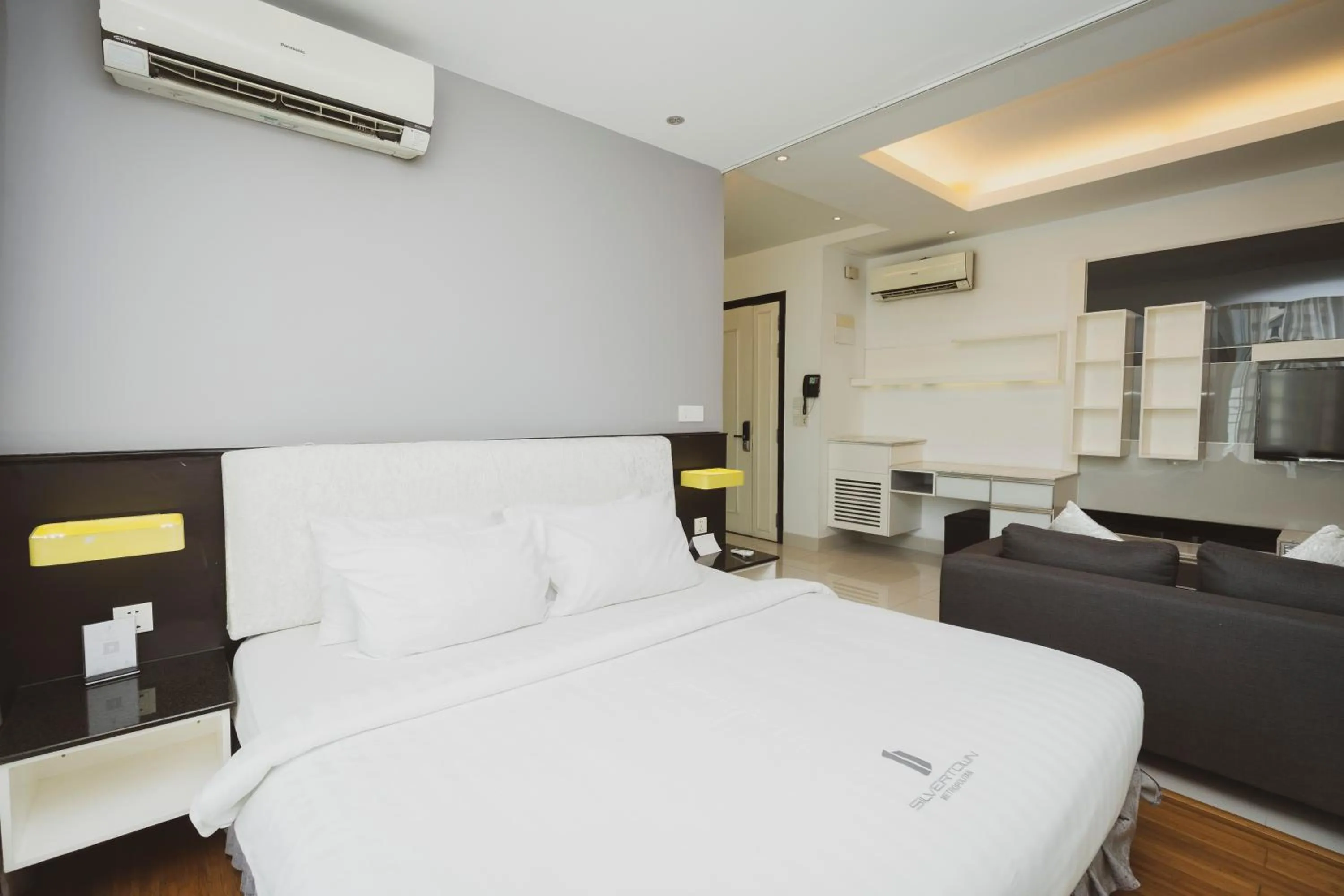 Bedroom, Bed in Naki Suites @ Silvertown