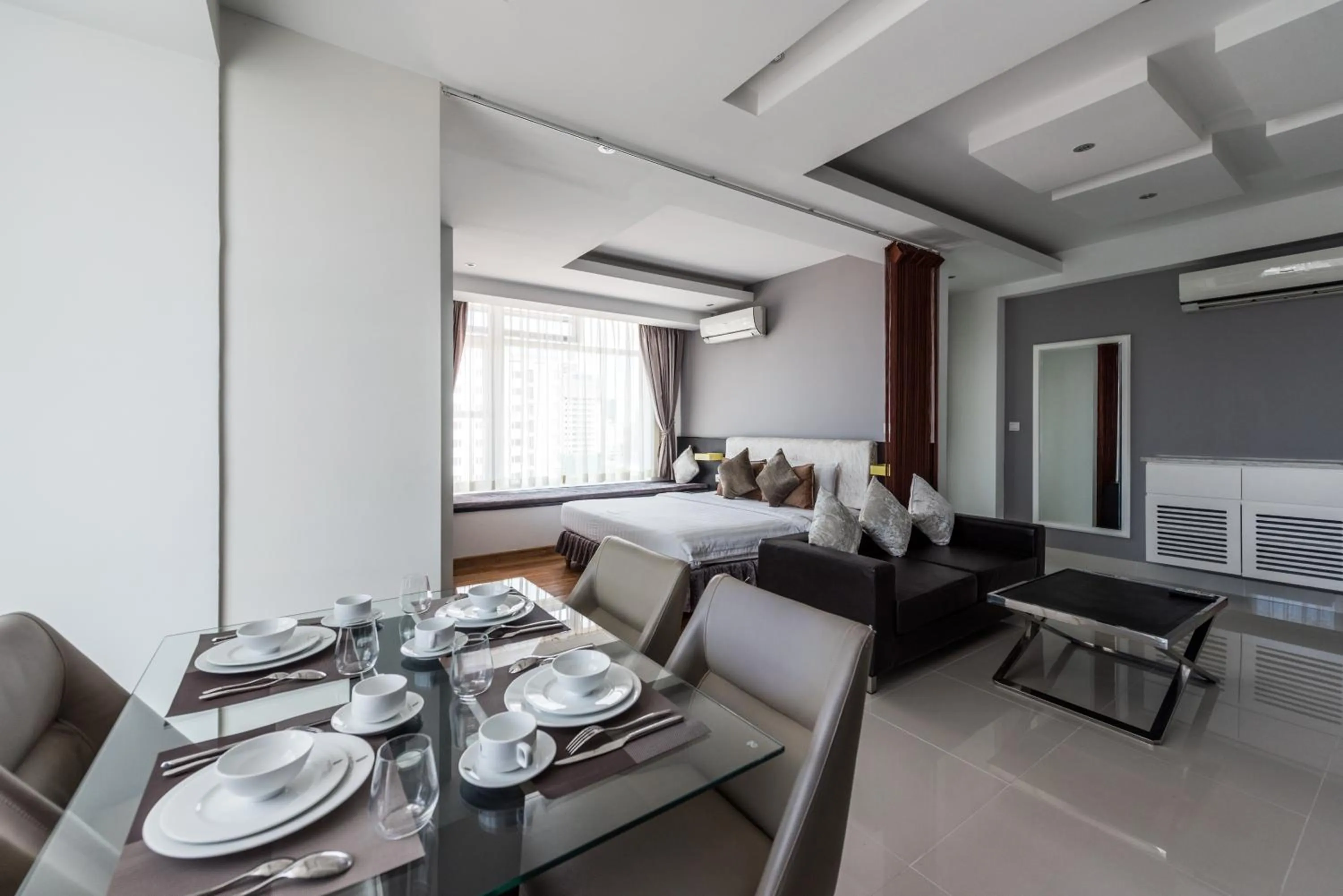 Dining area, Bed in Naki Suites @ Silvertown