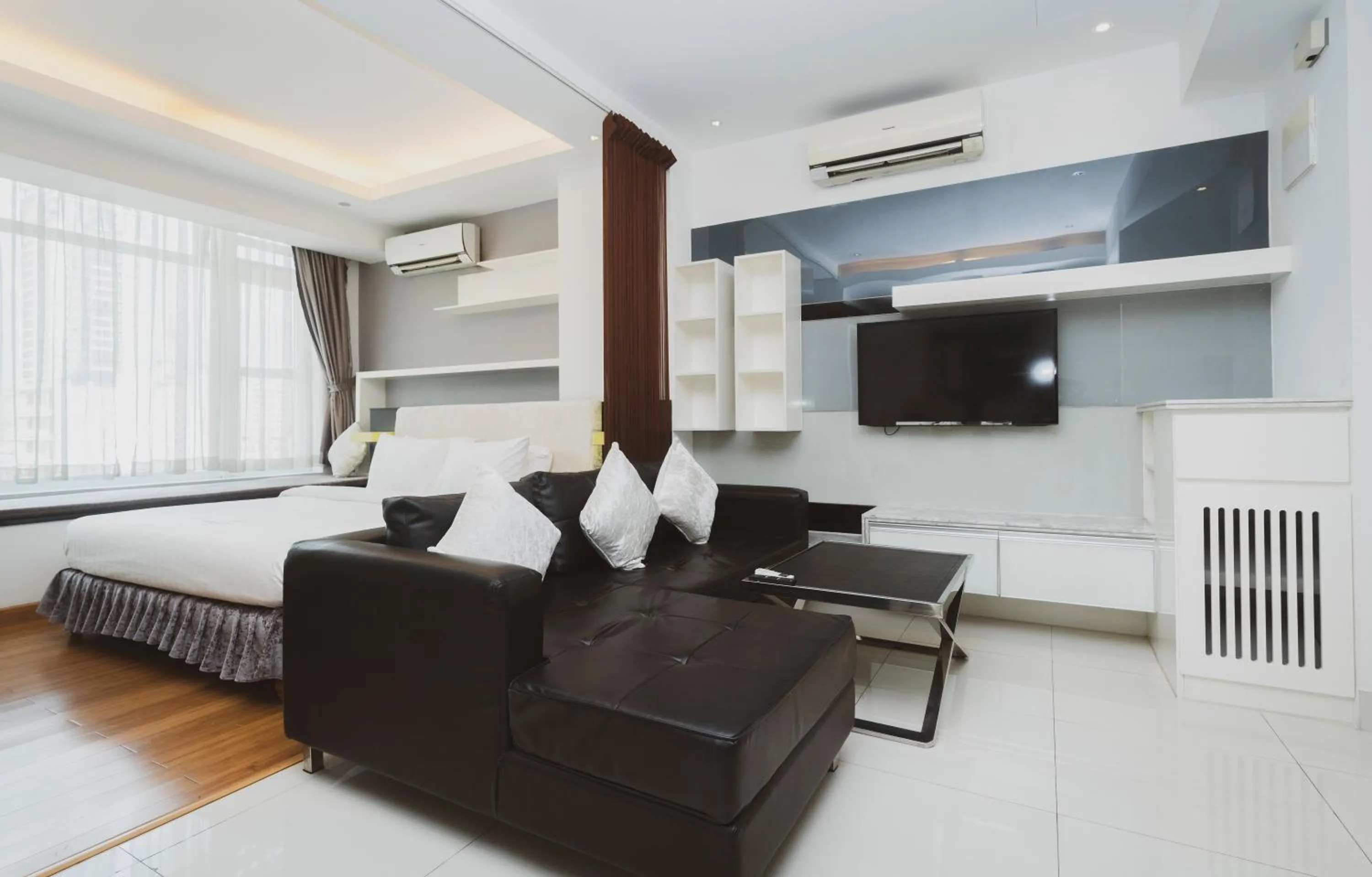 Living room, Bed in Naki Suites @ Silvertown