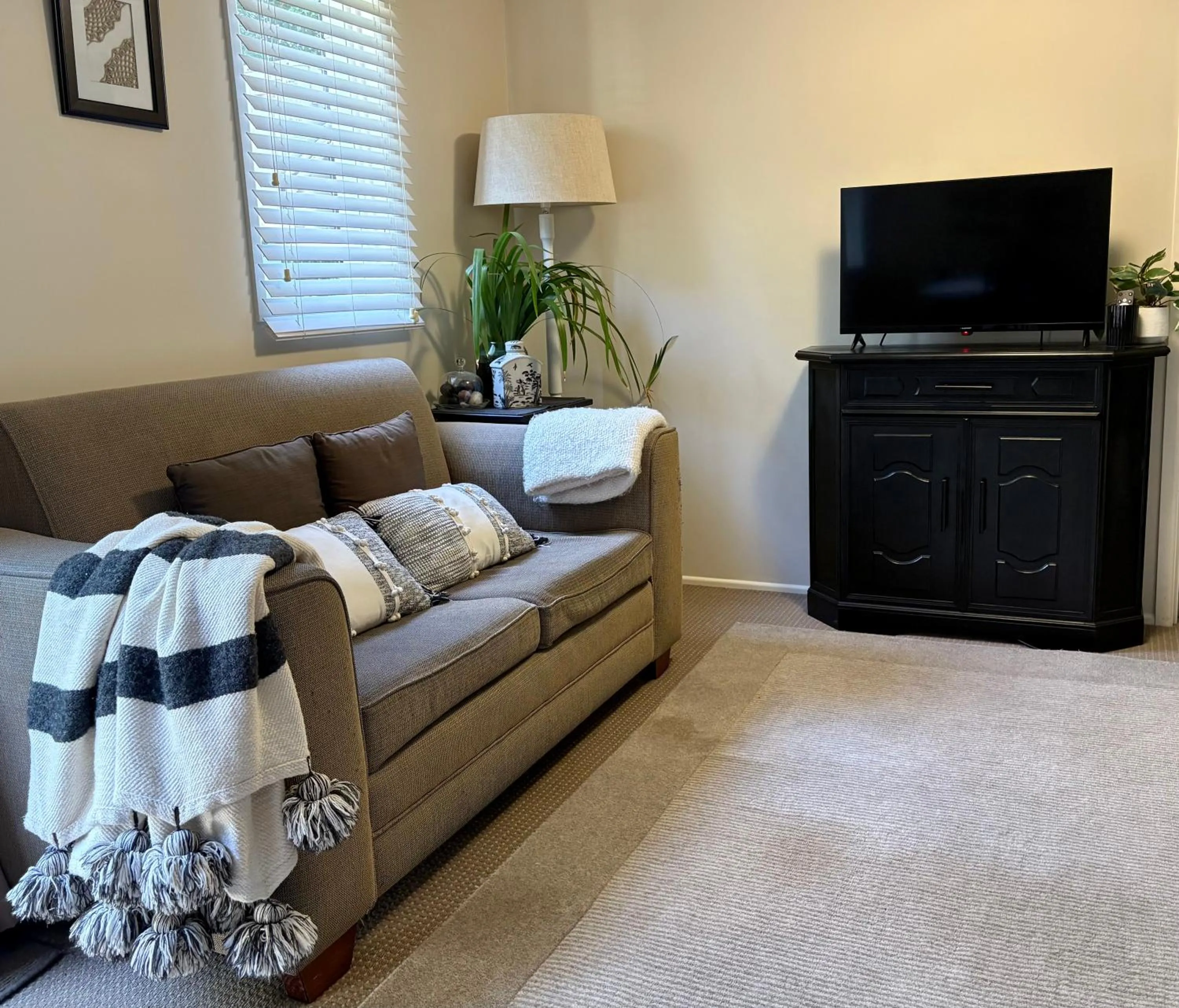 TV and multimedia in Jacaranda House Garden Suite