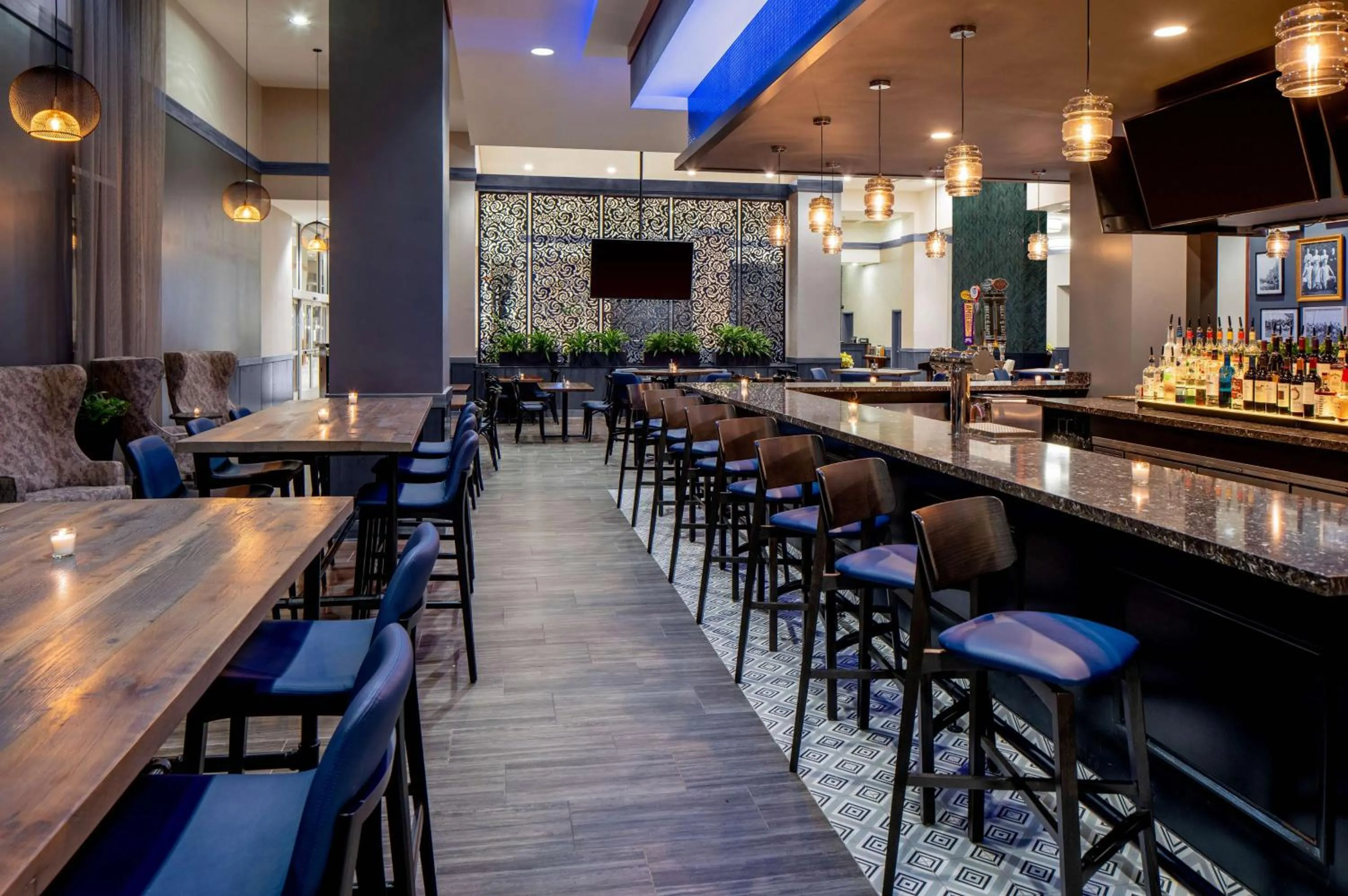 Lounge or bar in Hilton Shreveport