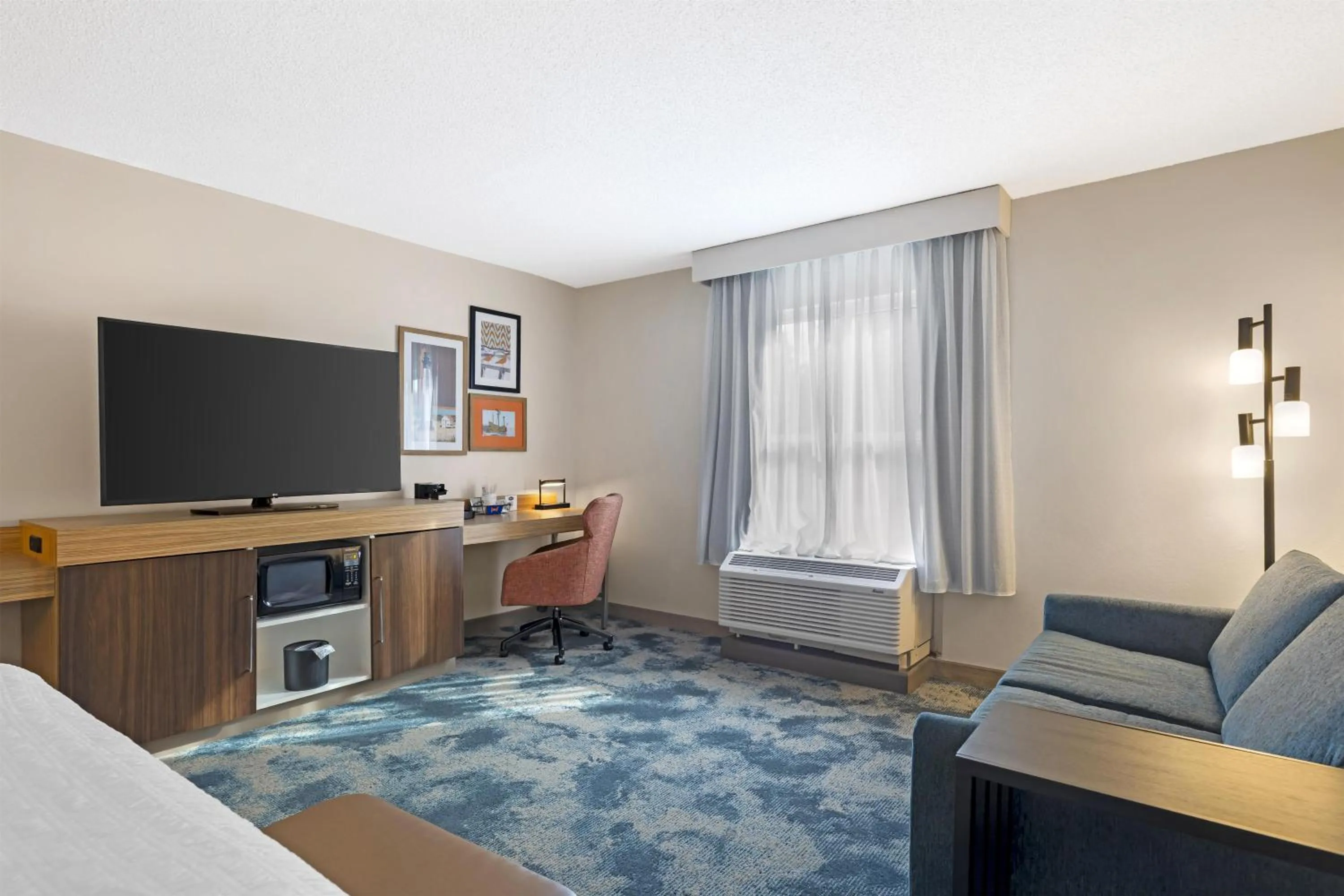 Bed in Hampton Inn & Suites by Hilton Plymouth