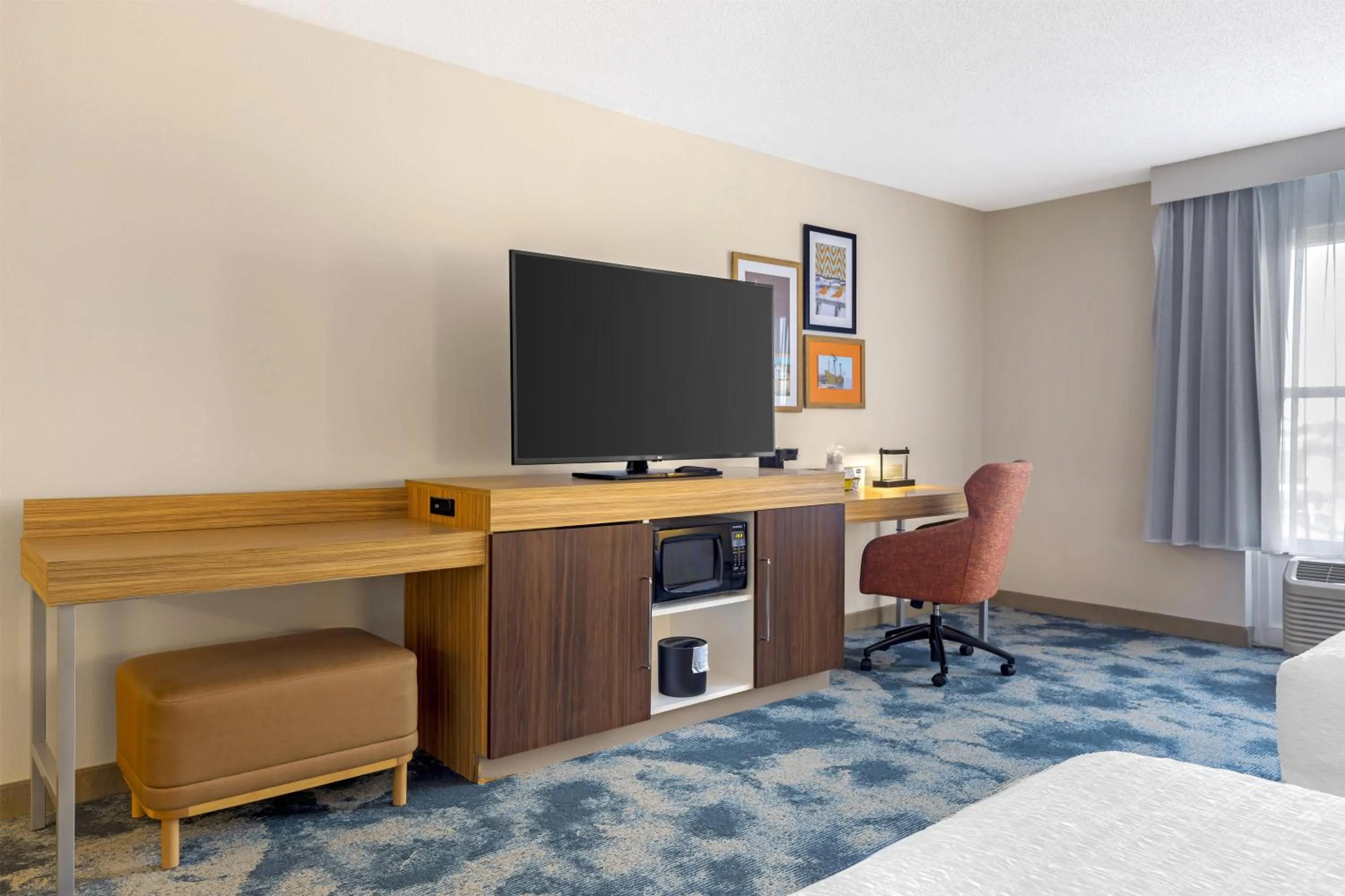 Bedroom, Bed in Hampton Inn & Suites by Hilton Plymouth