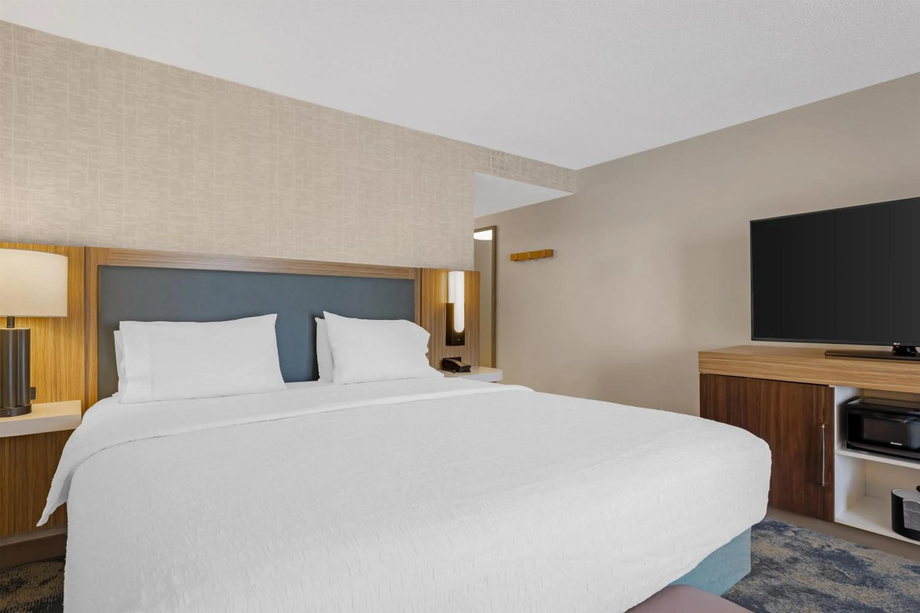 Bed in Hampton Inn & Suites by Hilton Plymouth