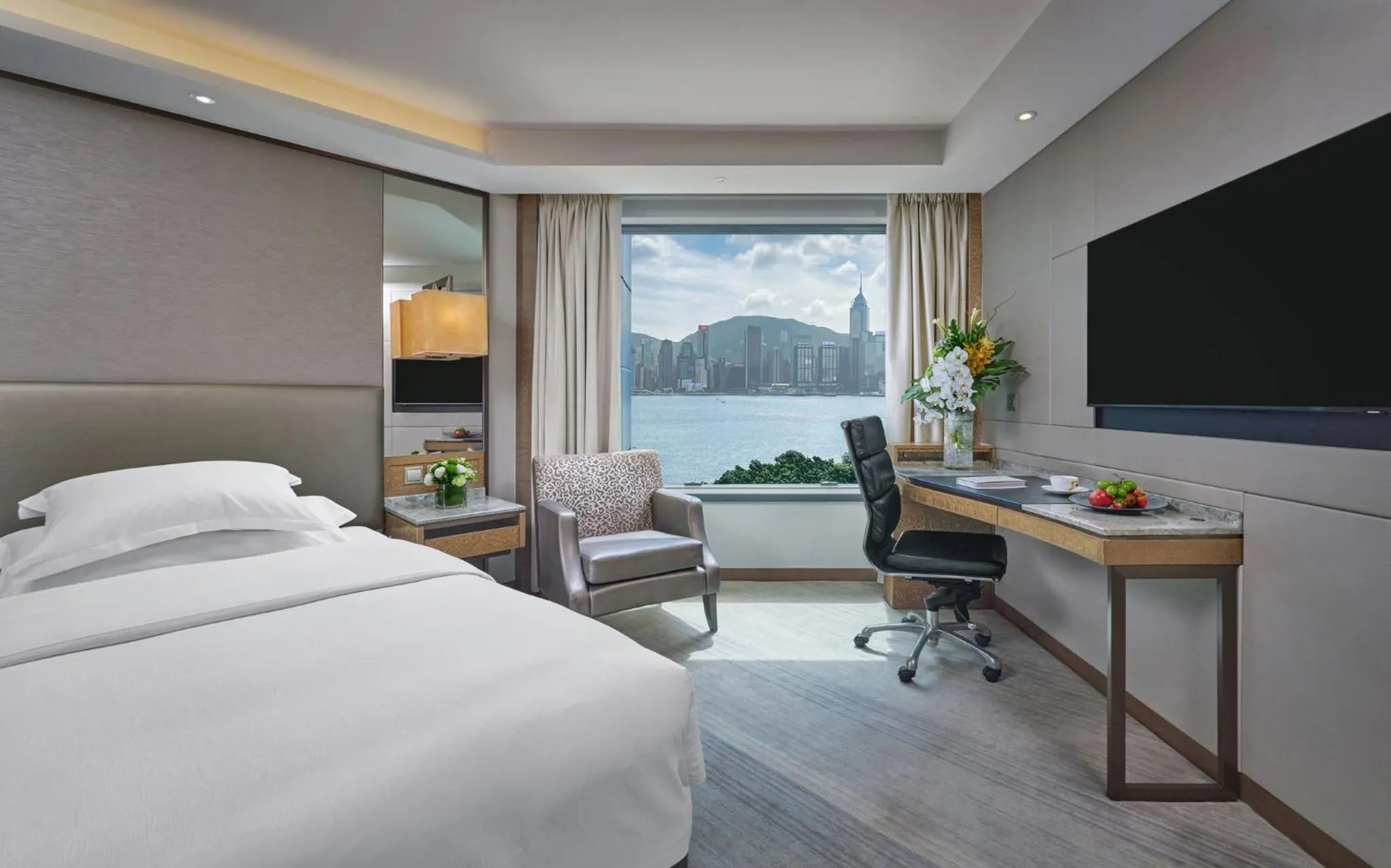 Photo of the whole room, Bed in InterContinental Grand Stanford Hong Kong by IHG