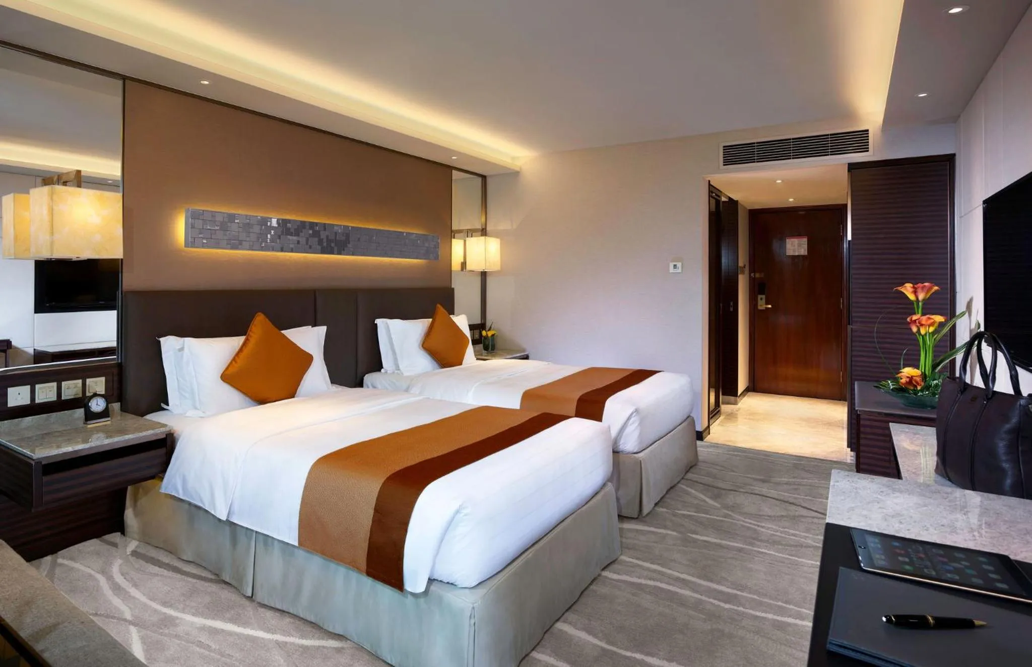 Photo of the whole room, Bed in InterContinental Grand Stanford Hong Kong by IHG