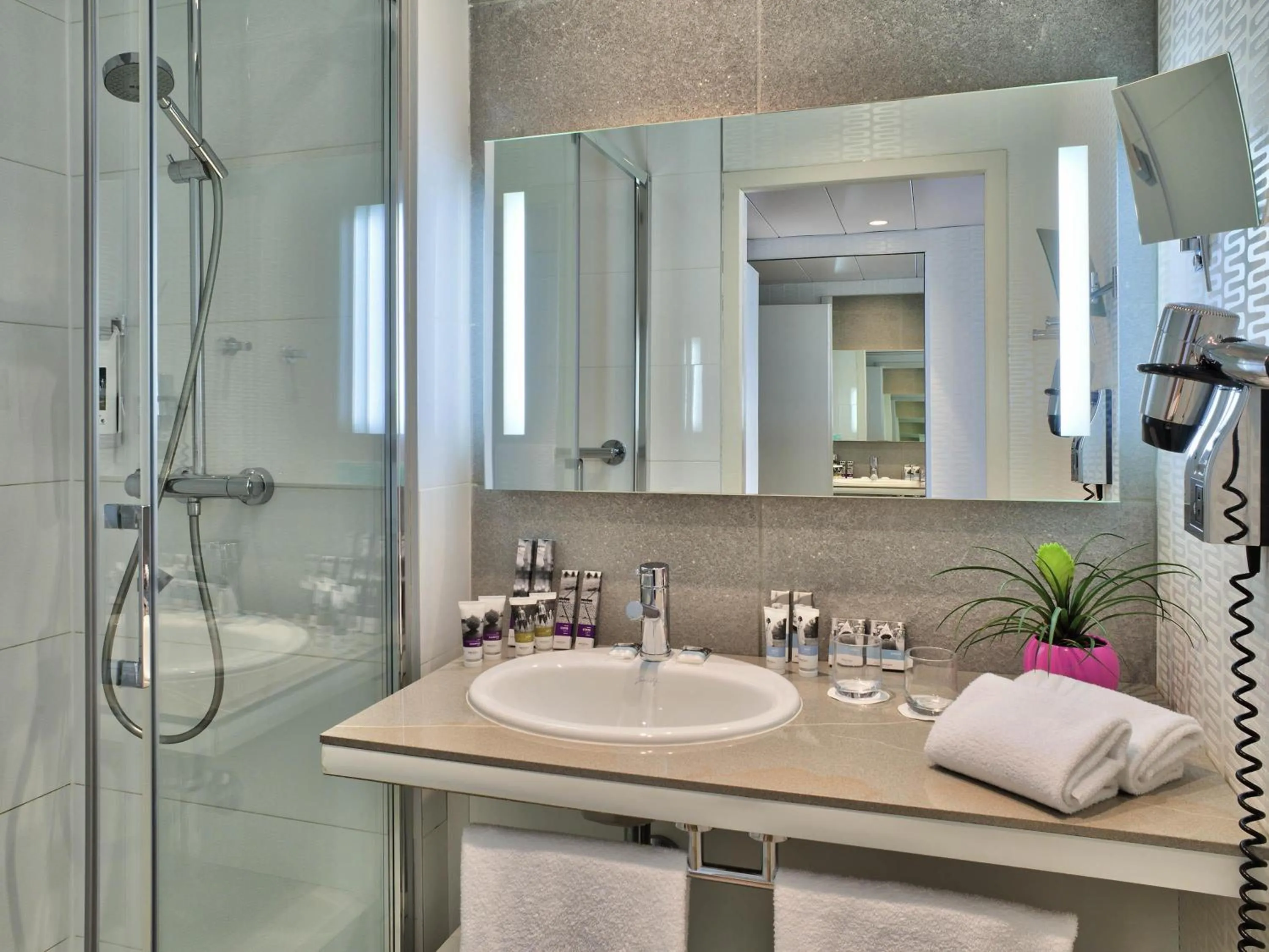 Bedroom in Mercure Président Biarritz Plage