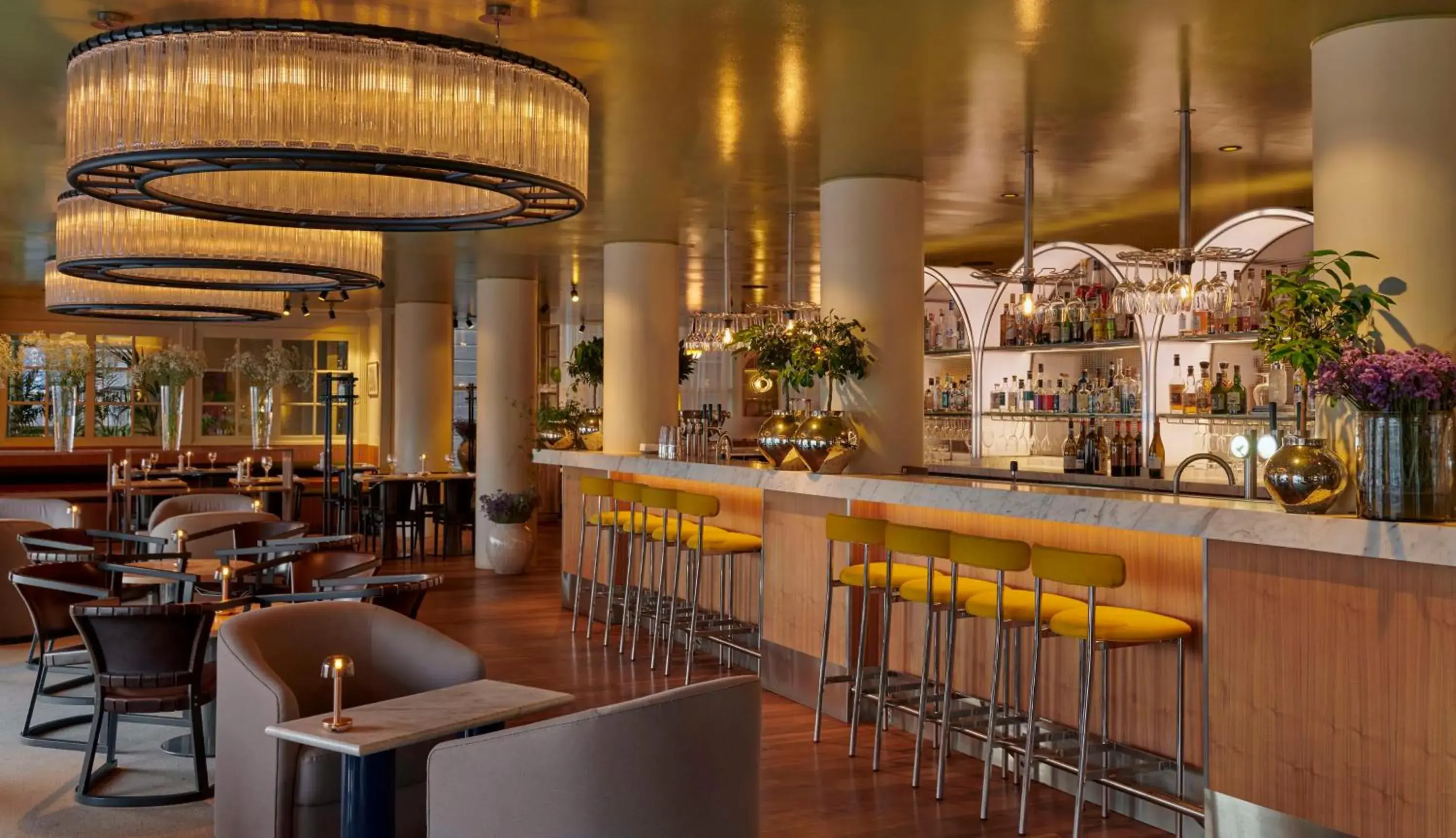 Lounge or bar in Hôtel Reisen in The Unbound Collection by Hyatt Lounge or bar in Hôtel Reisen in The Unbound Collection by Hyatt