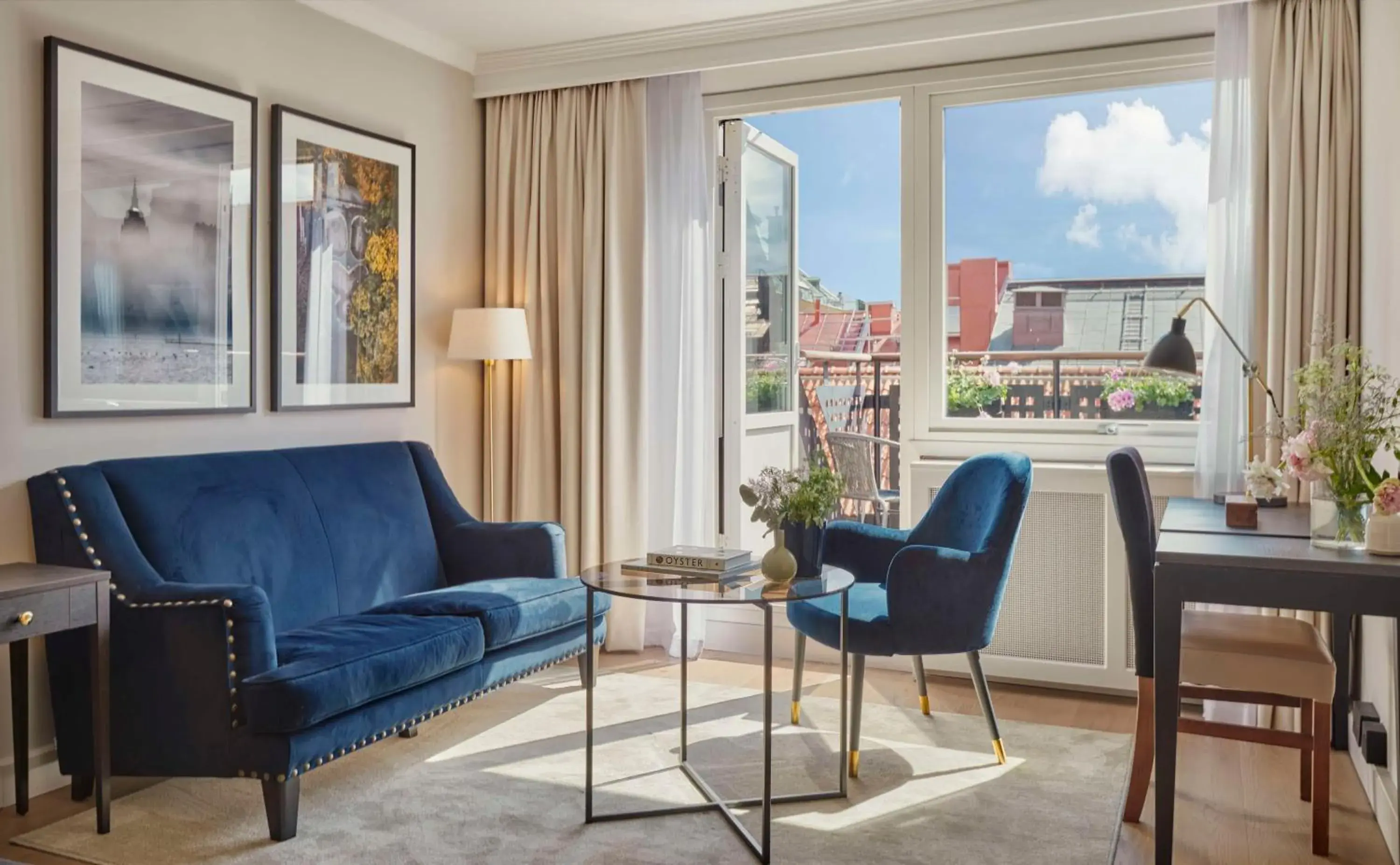 Deluxe King Room with Balcony in Hôtel Reisen in The Unbound Collection by Hyatt Deluxe King Room with Balcony in Hôtel Reisen in The Unbound Collection by Hyatt