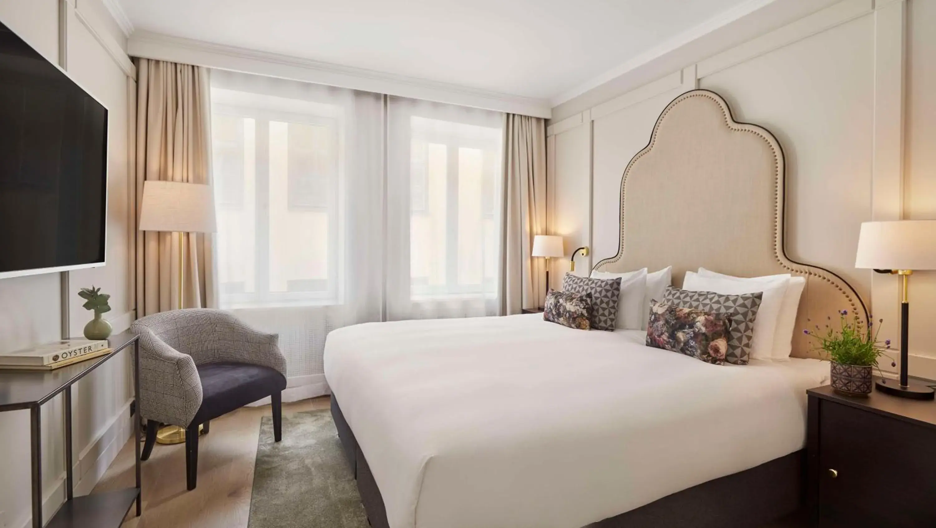 Queen Room in Hôtel Reisen in The Unbound Collection by Hyatt Queen Room in Hôtel Reisen in The Unbound Collection by Hyatt