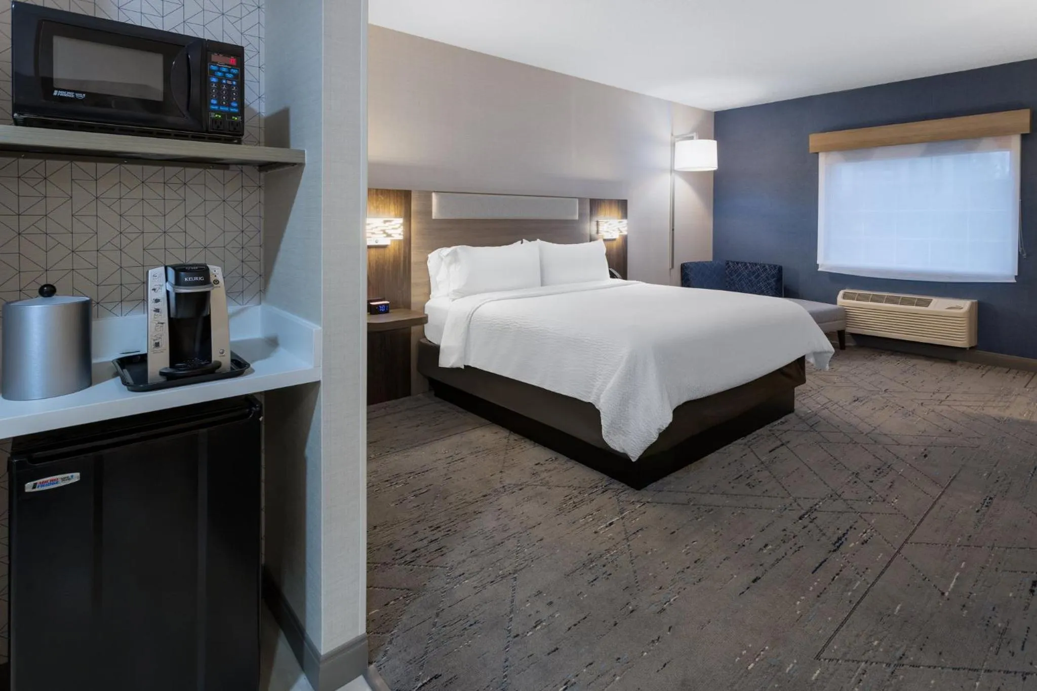 Photo of the whole room, Bed in Holiday Inn Express Hotel & Suites Center Township by IHG