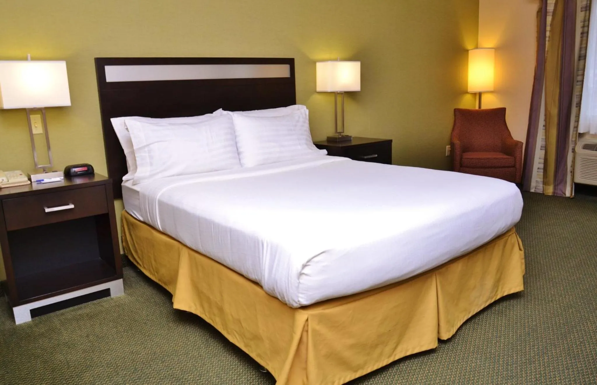 Photo of the whole room, Bed in Holiday Inn Express Hotel & Suites Center Township by IHG