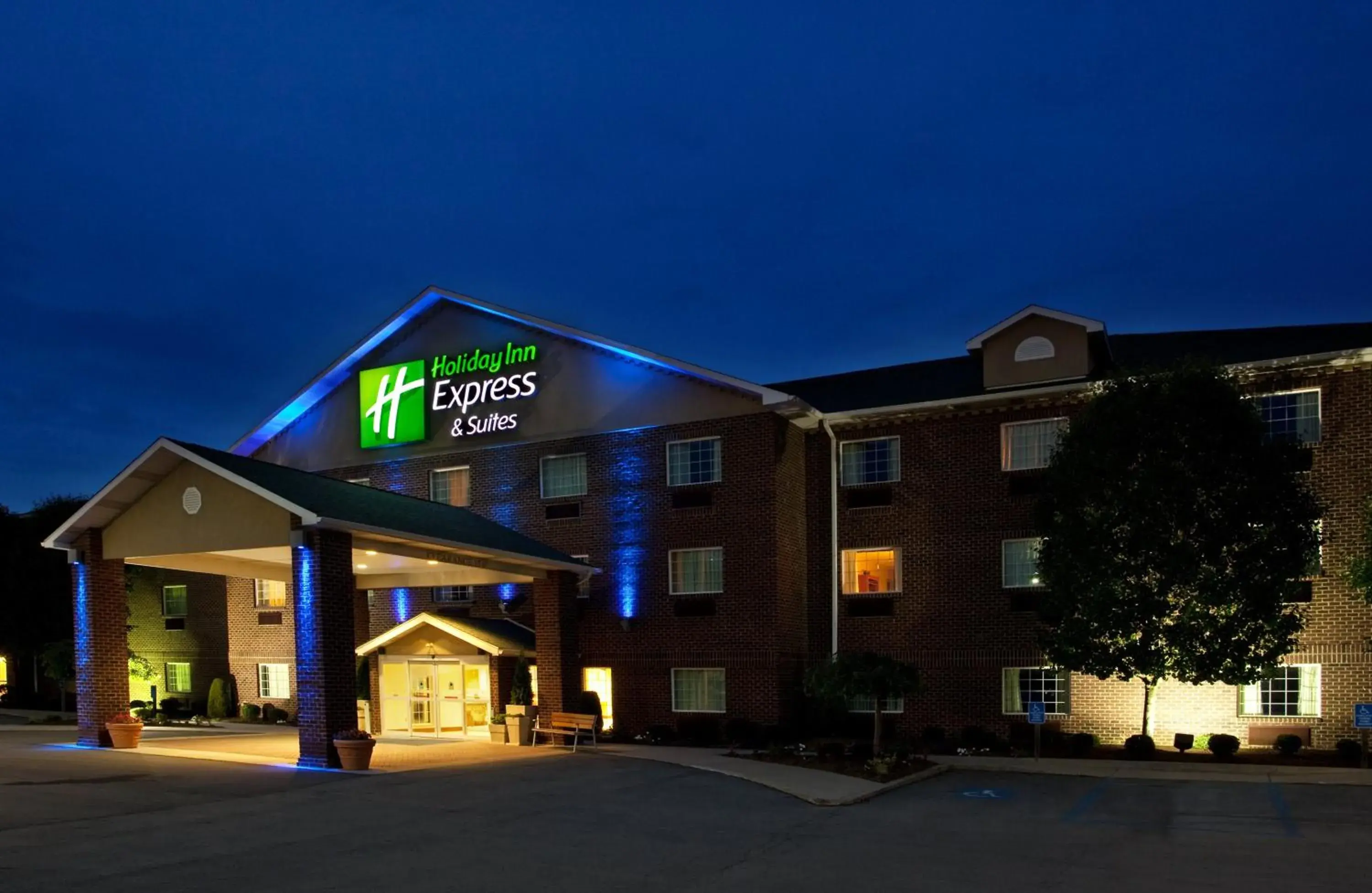 Property building in Holiday Inn Express Hotel & Suites Center Township by IHG Property building in Holiday Inn Express Hotel & Suites Center Township by IHG