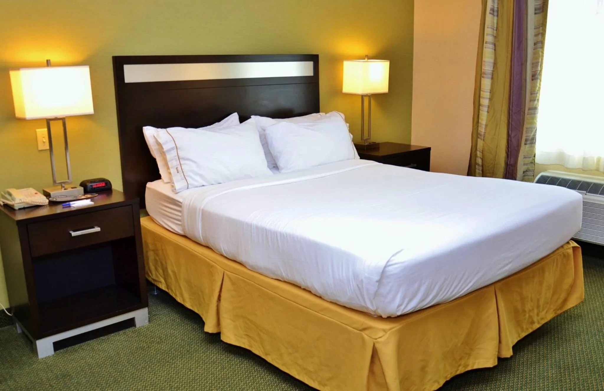 Photo of the whole room, Bed in Holiday Inn Express Hotel & Suites Center Township by IHG