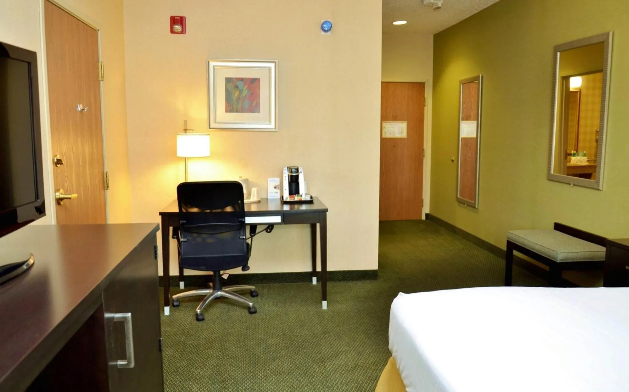 Photo of the whole room, Bed in Holiday Inn Express Hotel & Suites Center Township by IHG