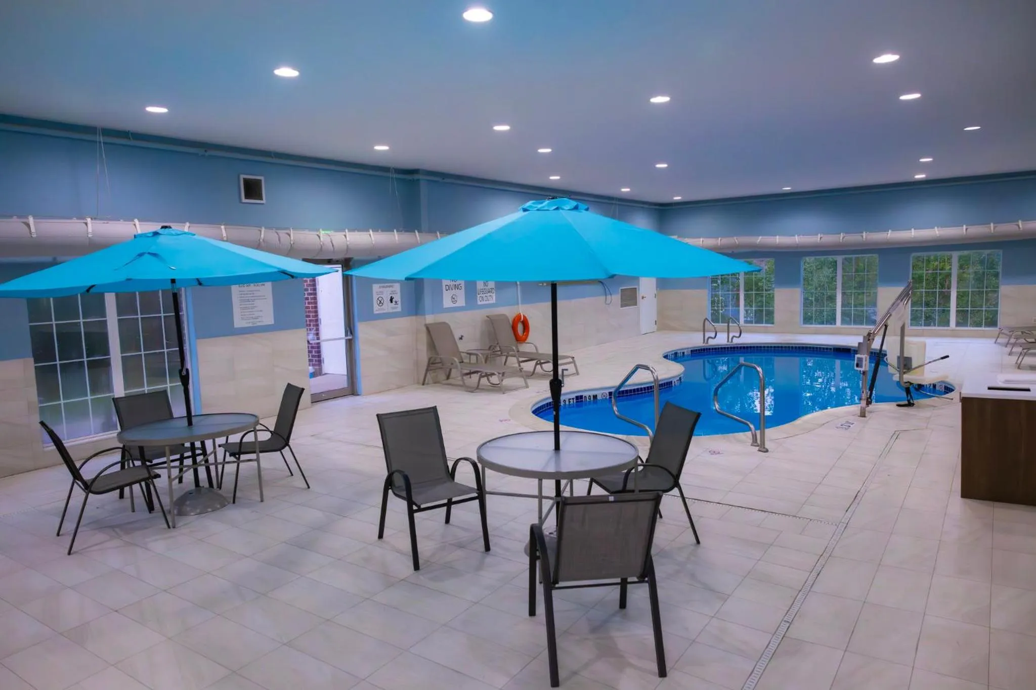 Swimming pool in Holiday Inn Express Hotel & Suites Center Township by IHG