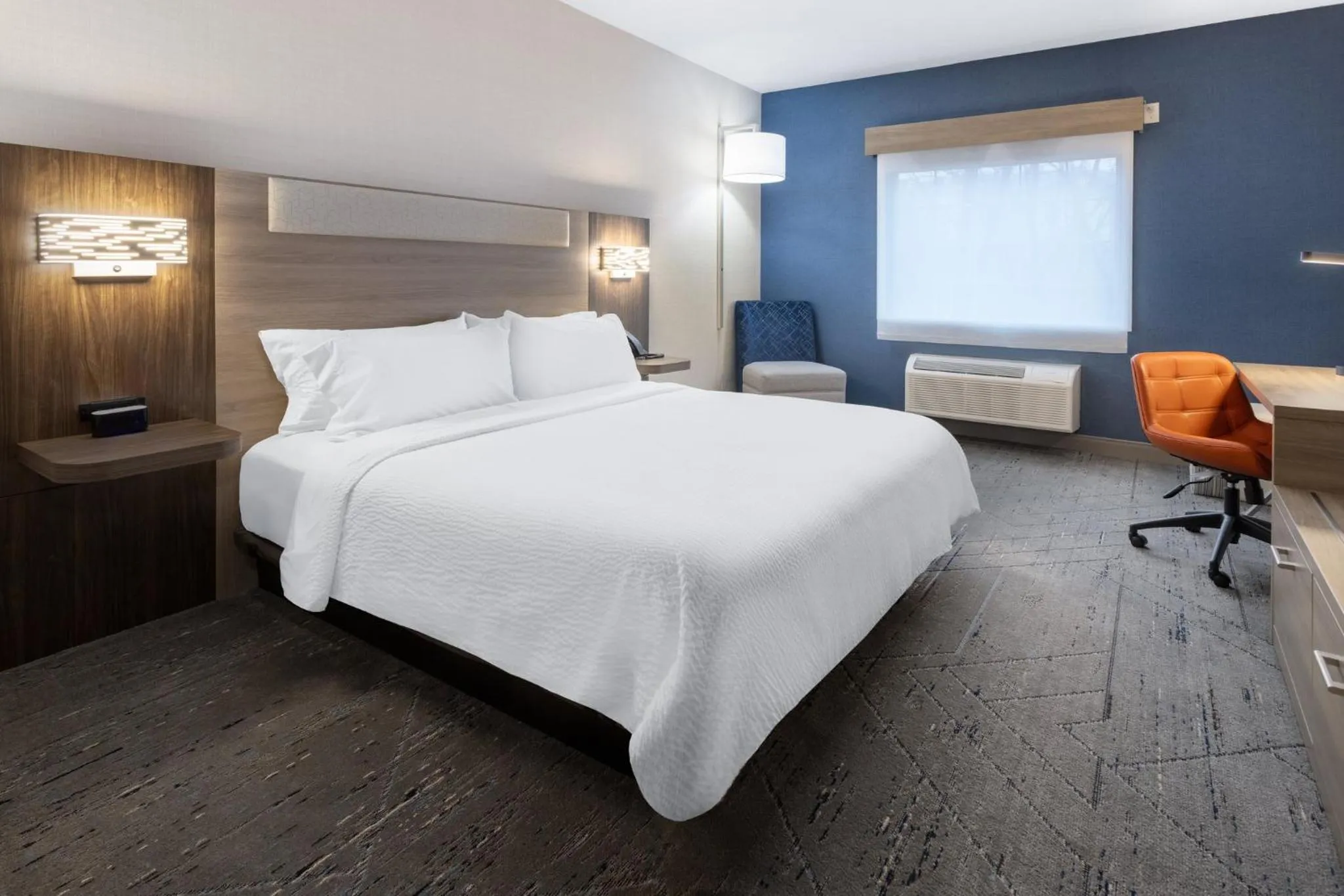 Photo of the whole room, Bed in Holiday Inn Express Hotel & Suites Center Township by IHG