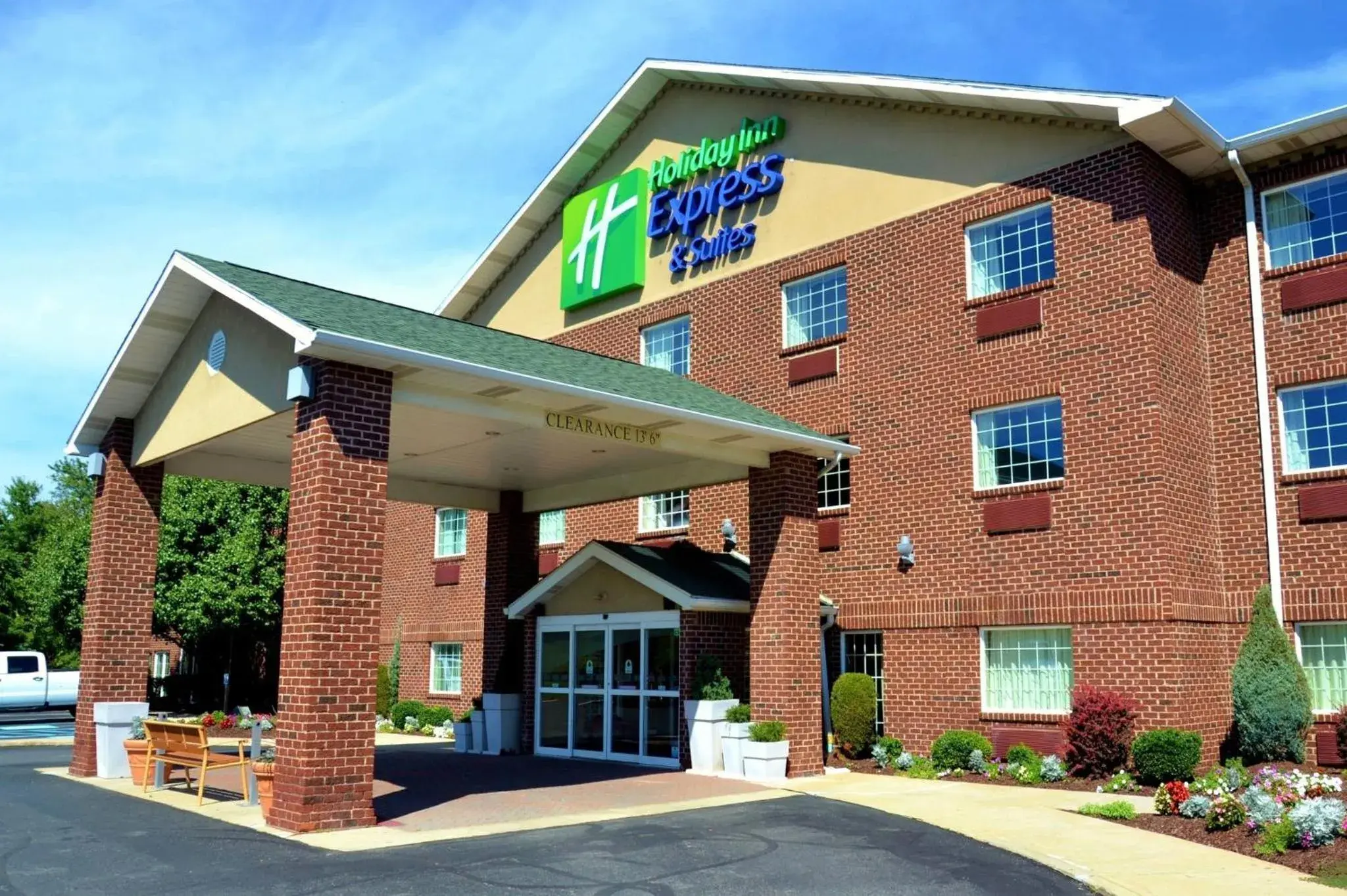 Property building in Holiday Inn Express Hotel & Suites Center Township by IHG Property building in Holiday Inn Express Hotel & Suites Center Township by IHG
