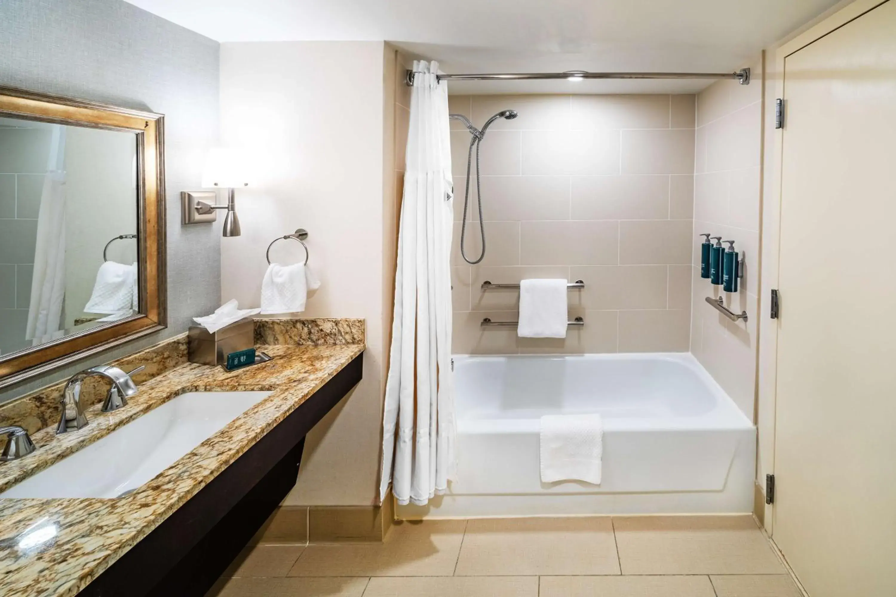 Photo of the whole room in DoubleTree by Hilton Tulsa Downtown Photo of the whole room in DoubleTree by Hilton Tulsa Downtown