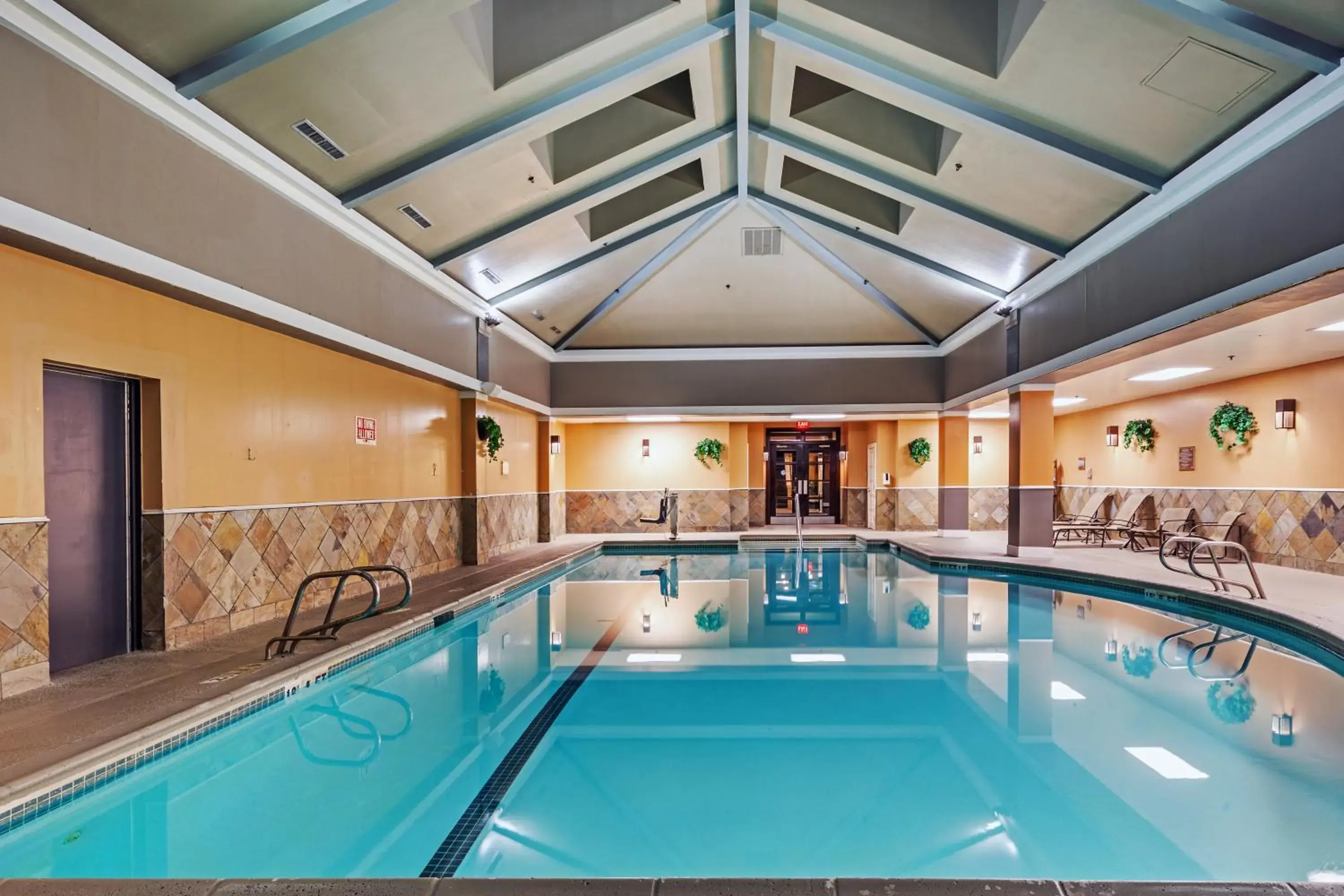 Swimming pool in DoubleTree by Hilton Tulsa Downtown Swimming pool in DoubleTree by Hilton Tulsa Downtown