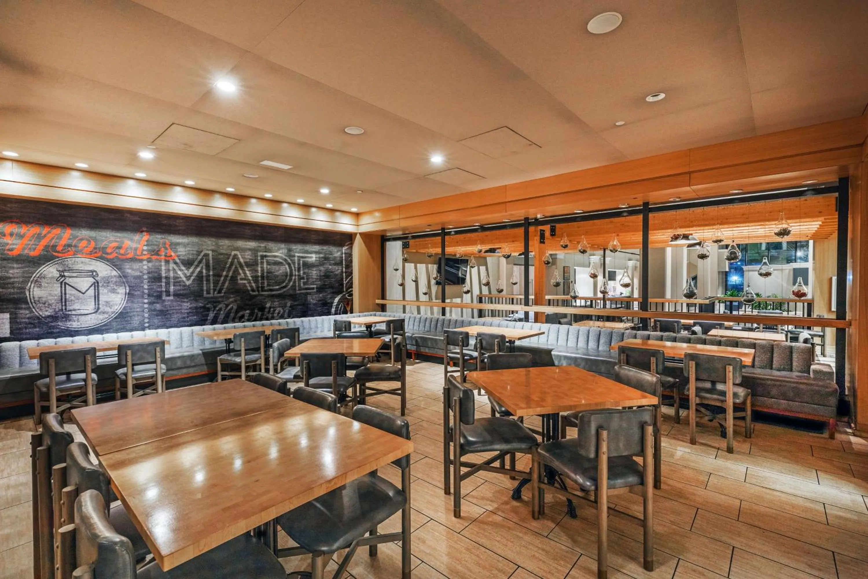 Restaurant/places to eat in DoubleTree by Hilton Tulsa Downtown